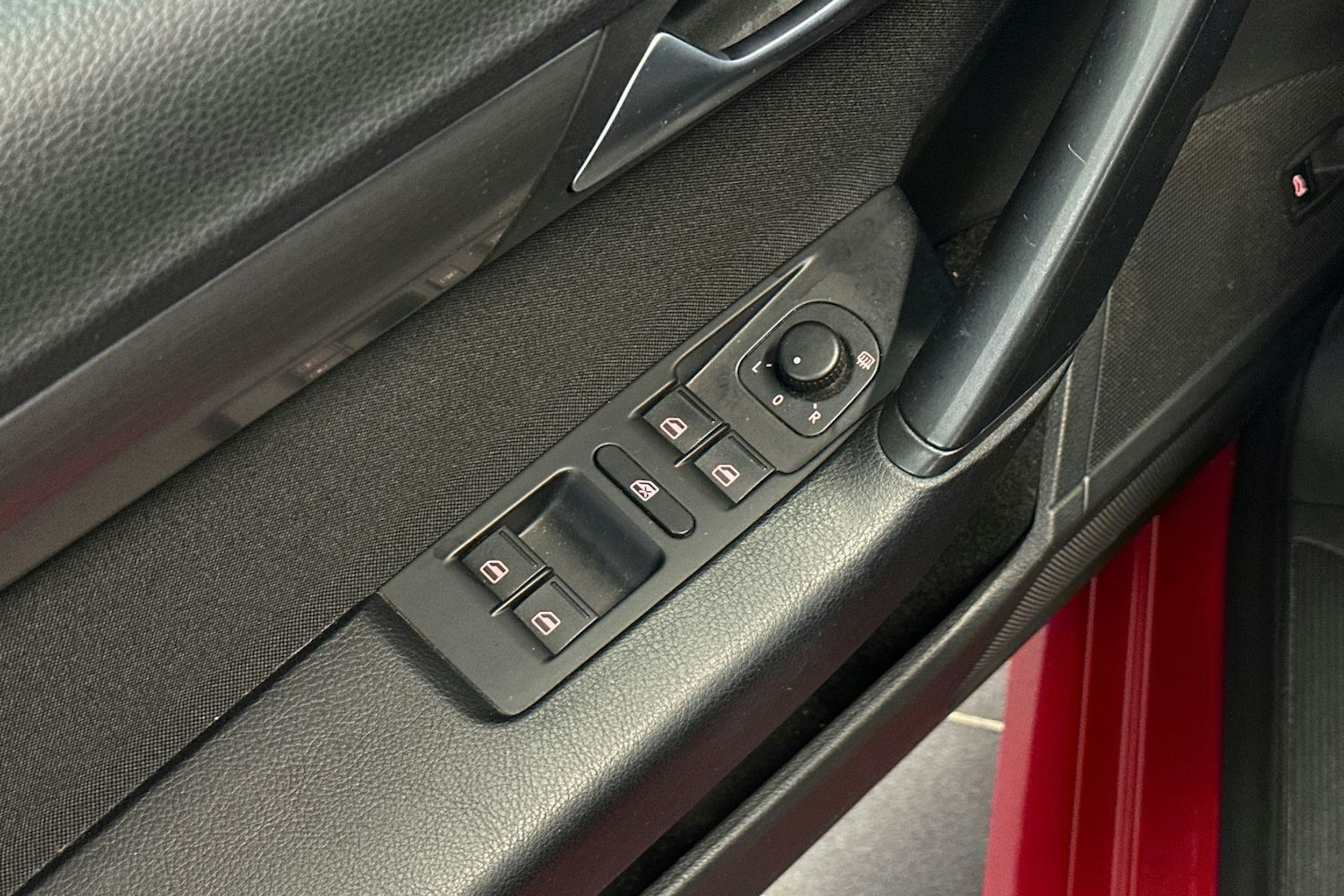 punainen Volkswagen Passat 2014 kuva 17.