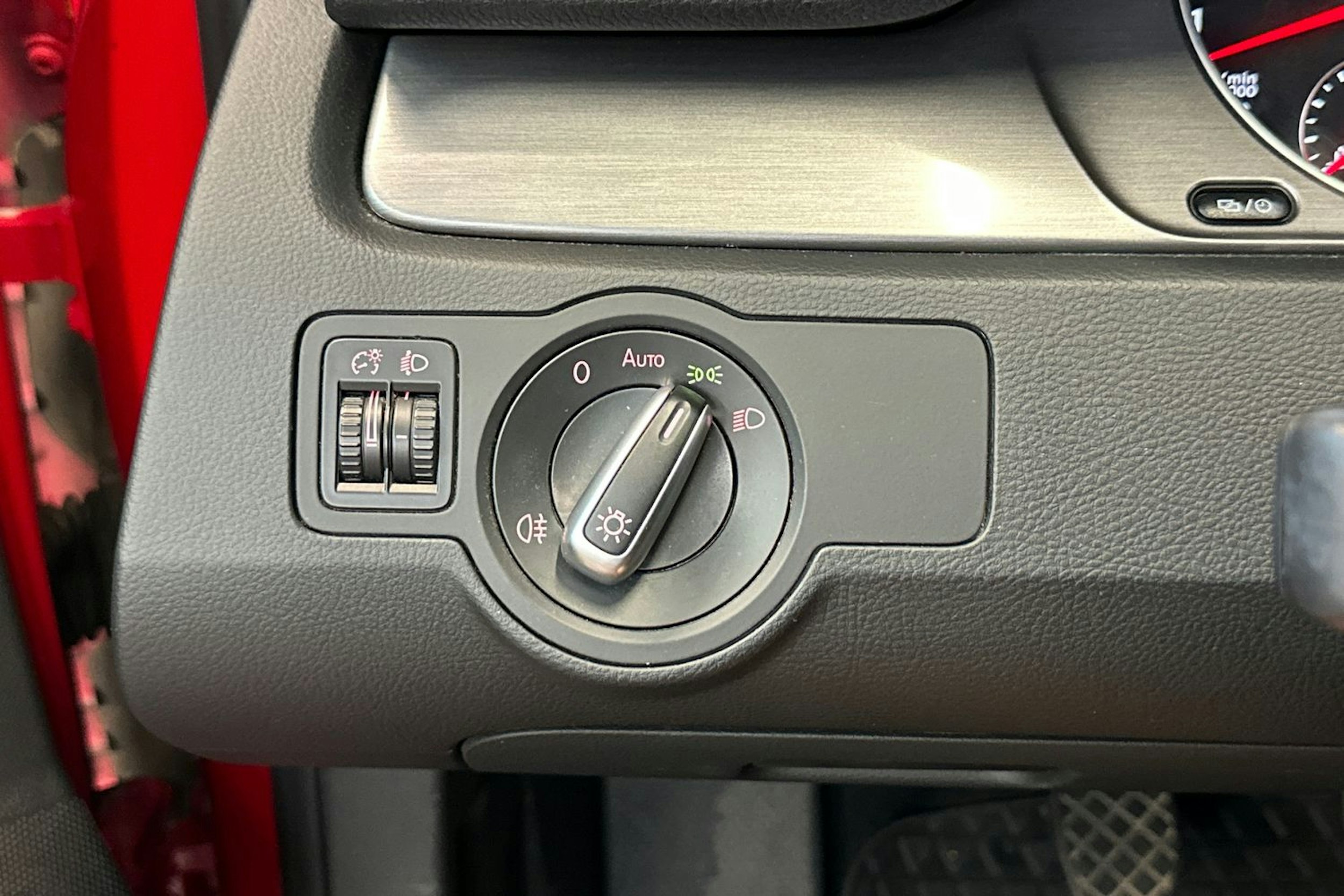 punainen Volkswagen Passat 2014 kuva 18.