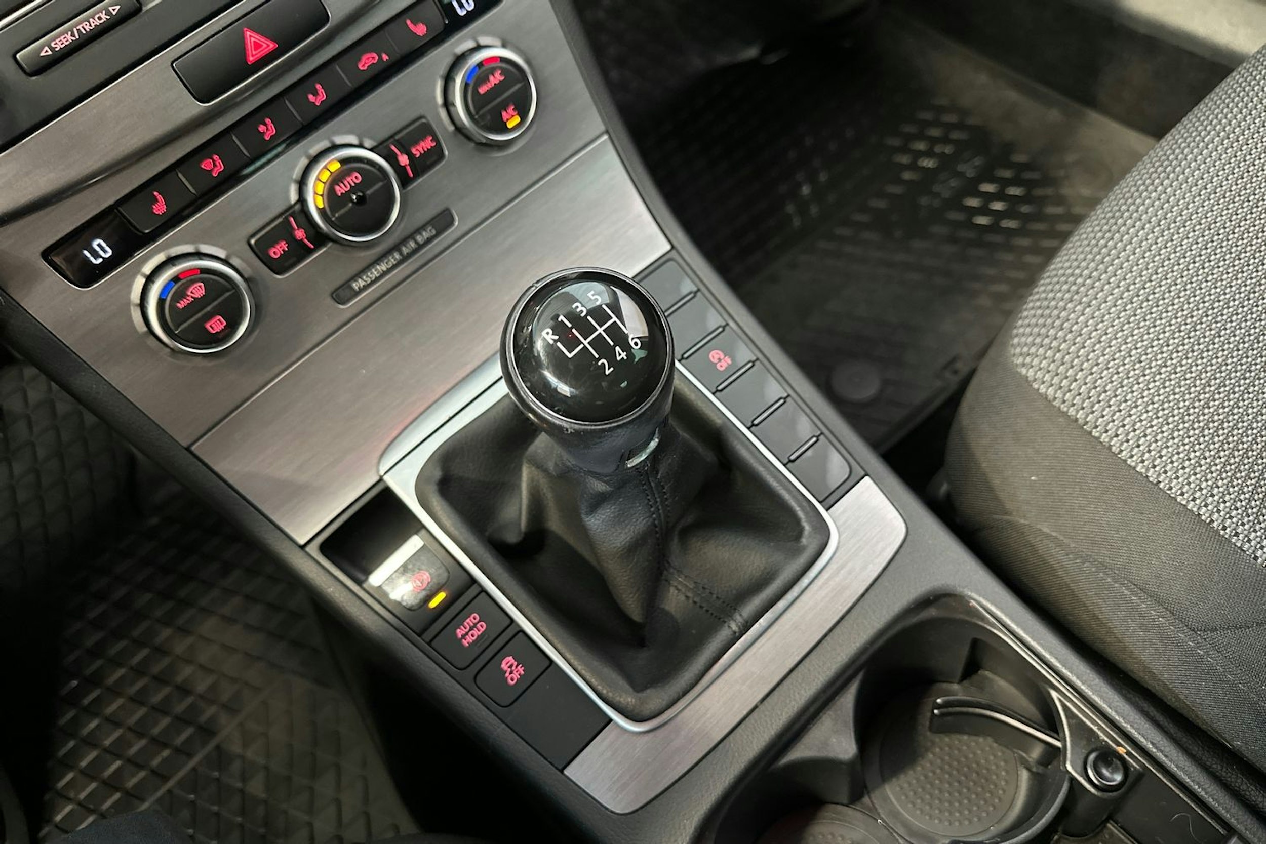 punainen Volkswagen Passat 2014 kuva 23.