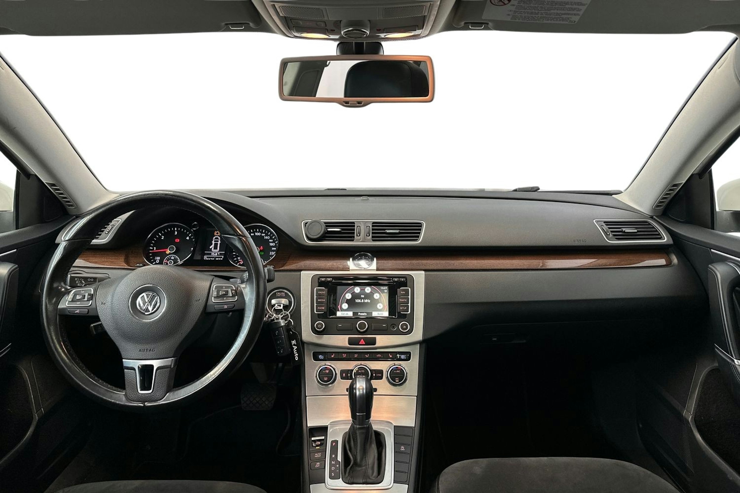 valkoinen Volkswagen Passat 2014 kuva 9.