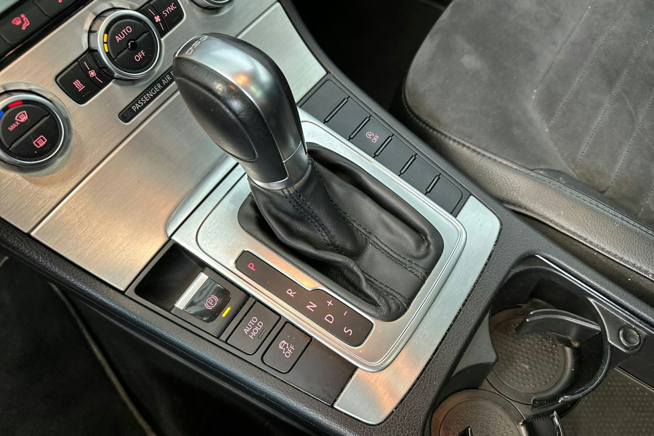 valkoinen Volkswagen Passat 2014 kuva 22.
