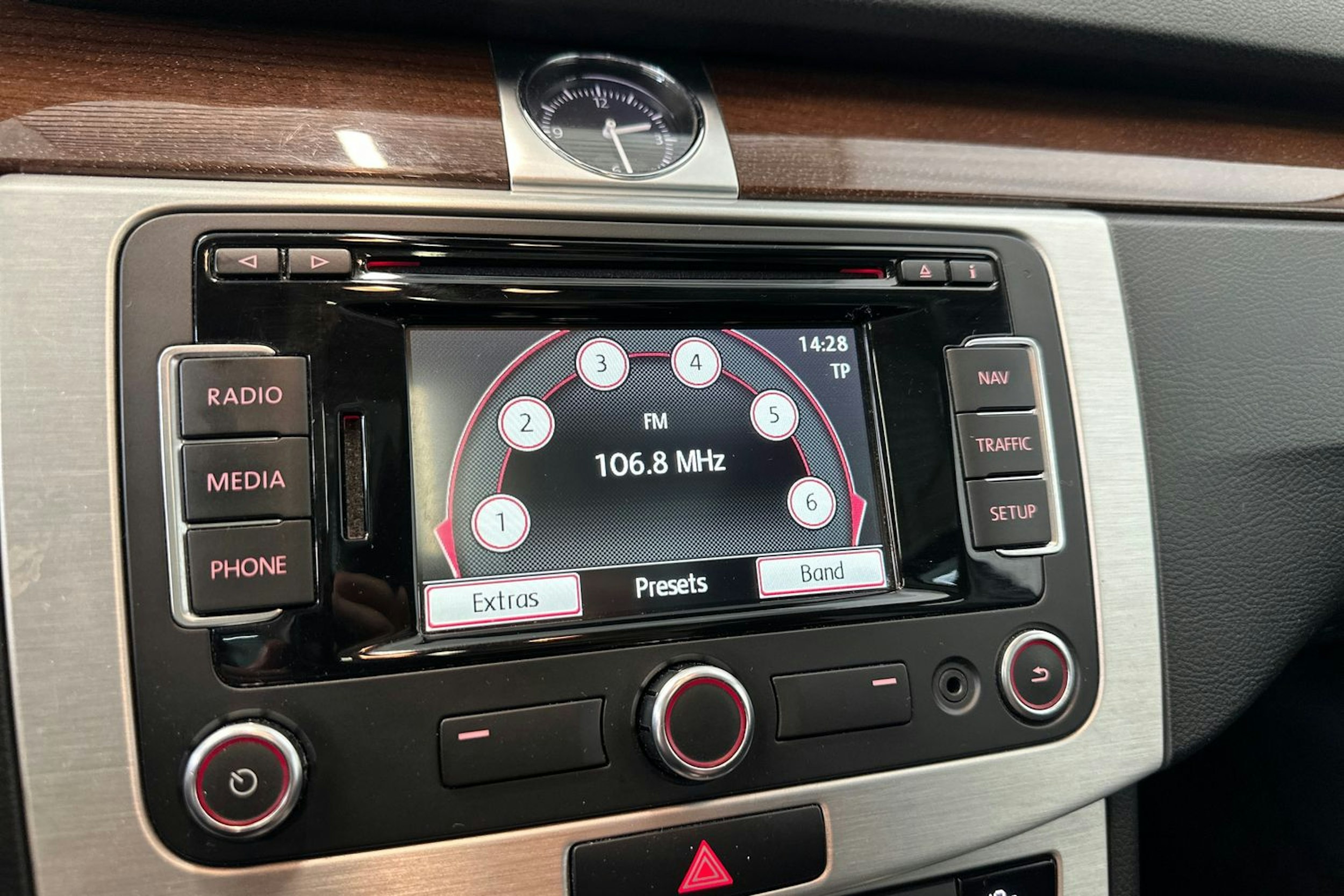 valkoinen Volkswagen Passat 2014 kuva 23.