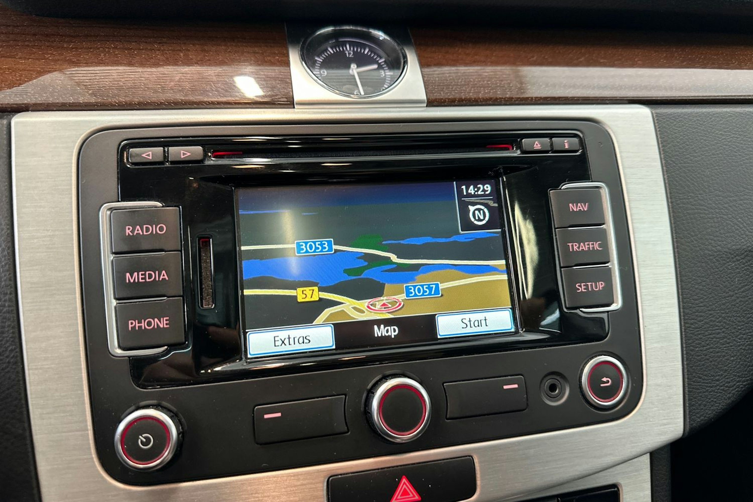 valkoinen Volkswagen Passat 2014 kuva 24.