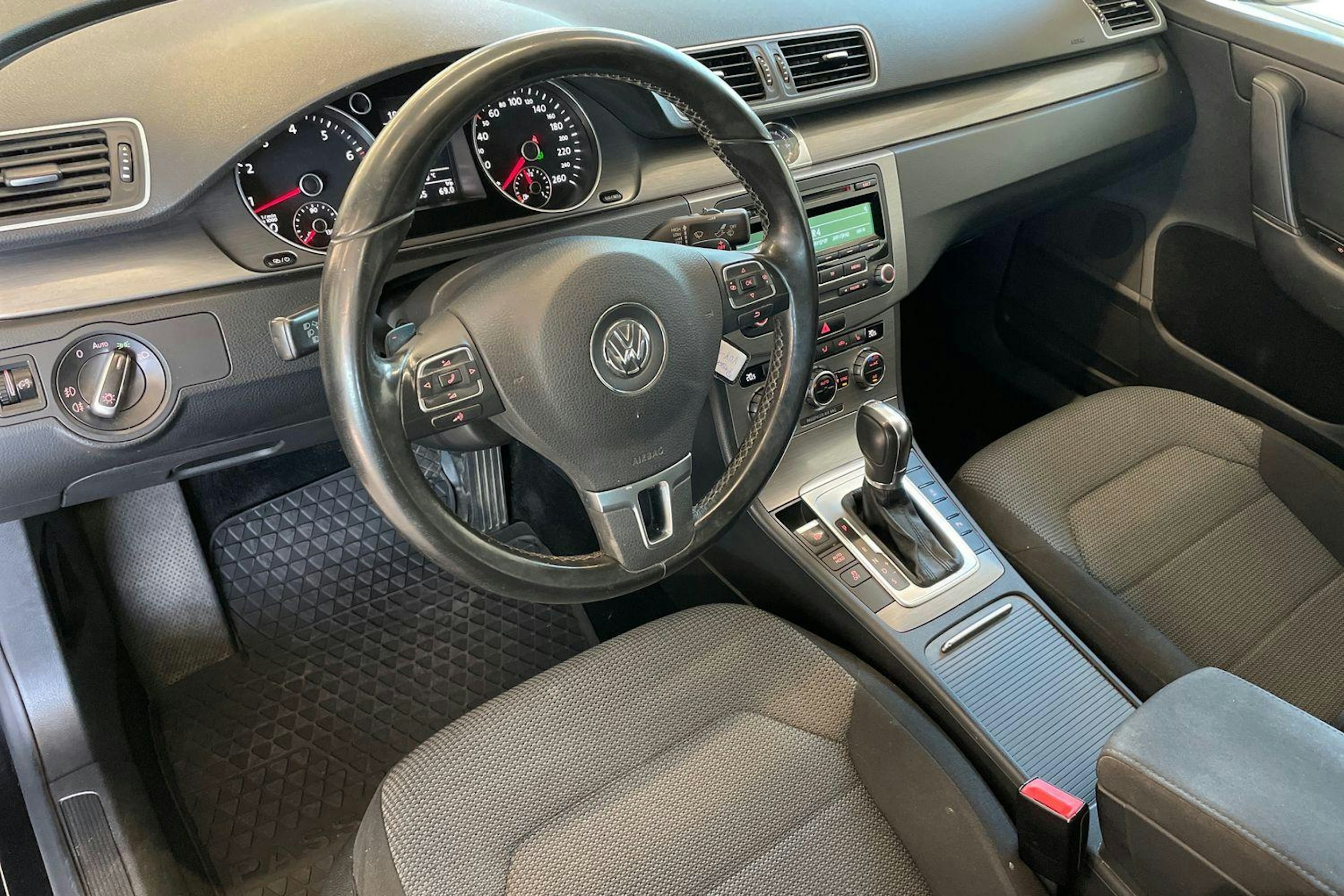 musta Volkswagen Passat 2014 kuva 6.