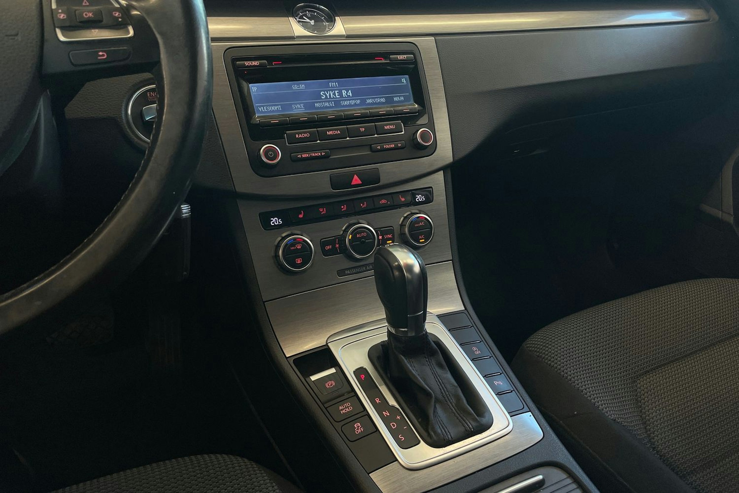 musta Volkswagen Passat 2014 kuva 18.
