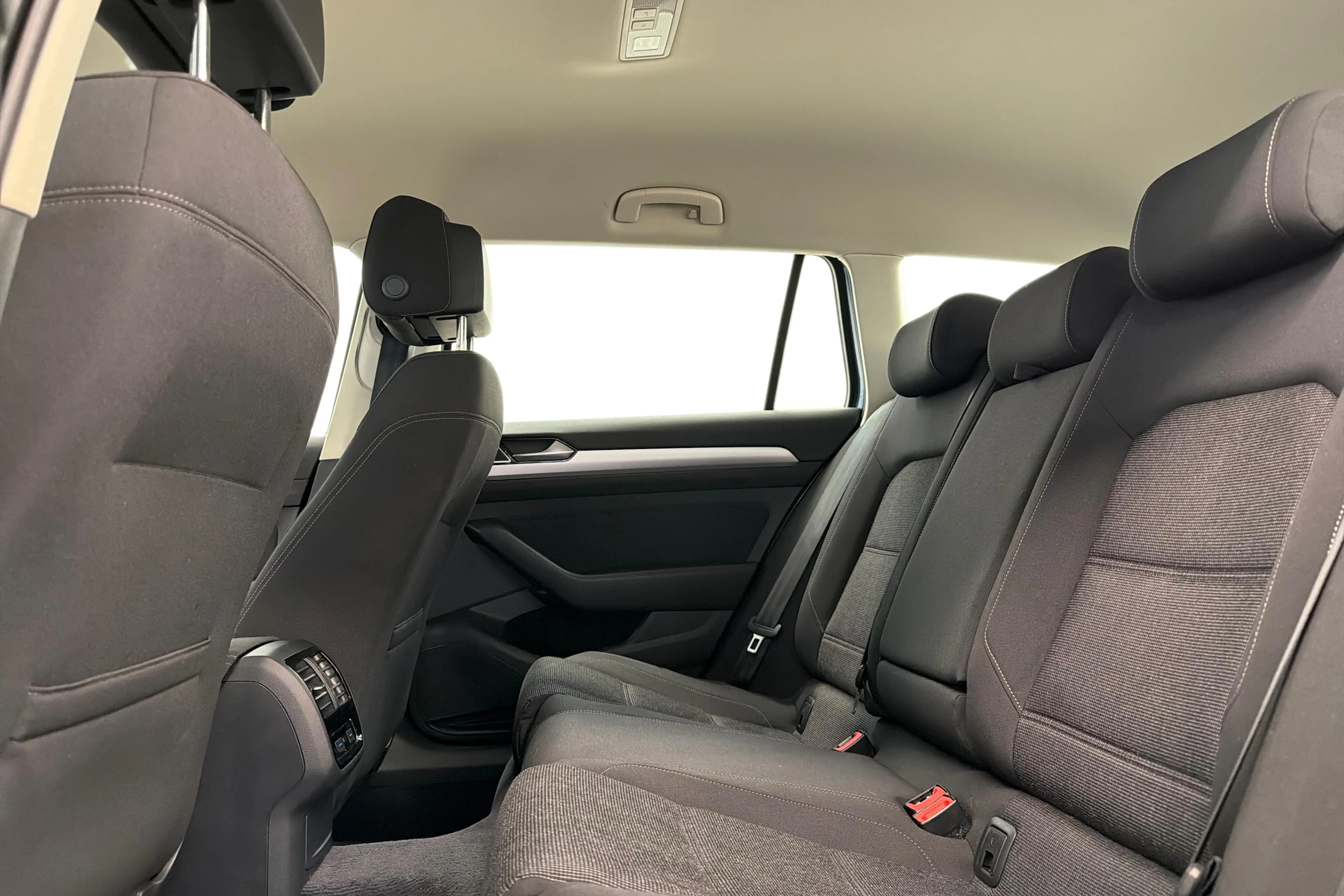 sininen Volkswagen Passat 2015 kuva 8.