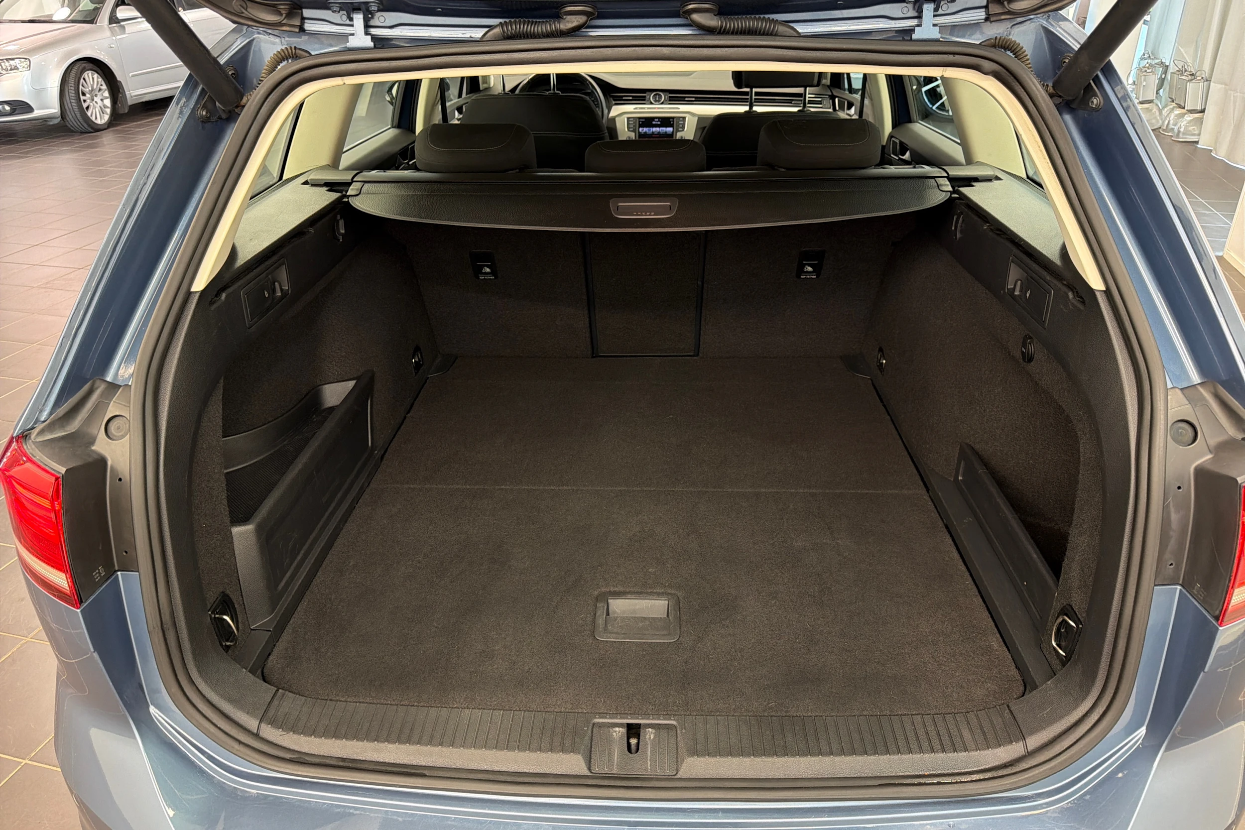 sininen Volkswagen Passat 2015 kuva 11.