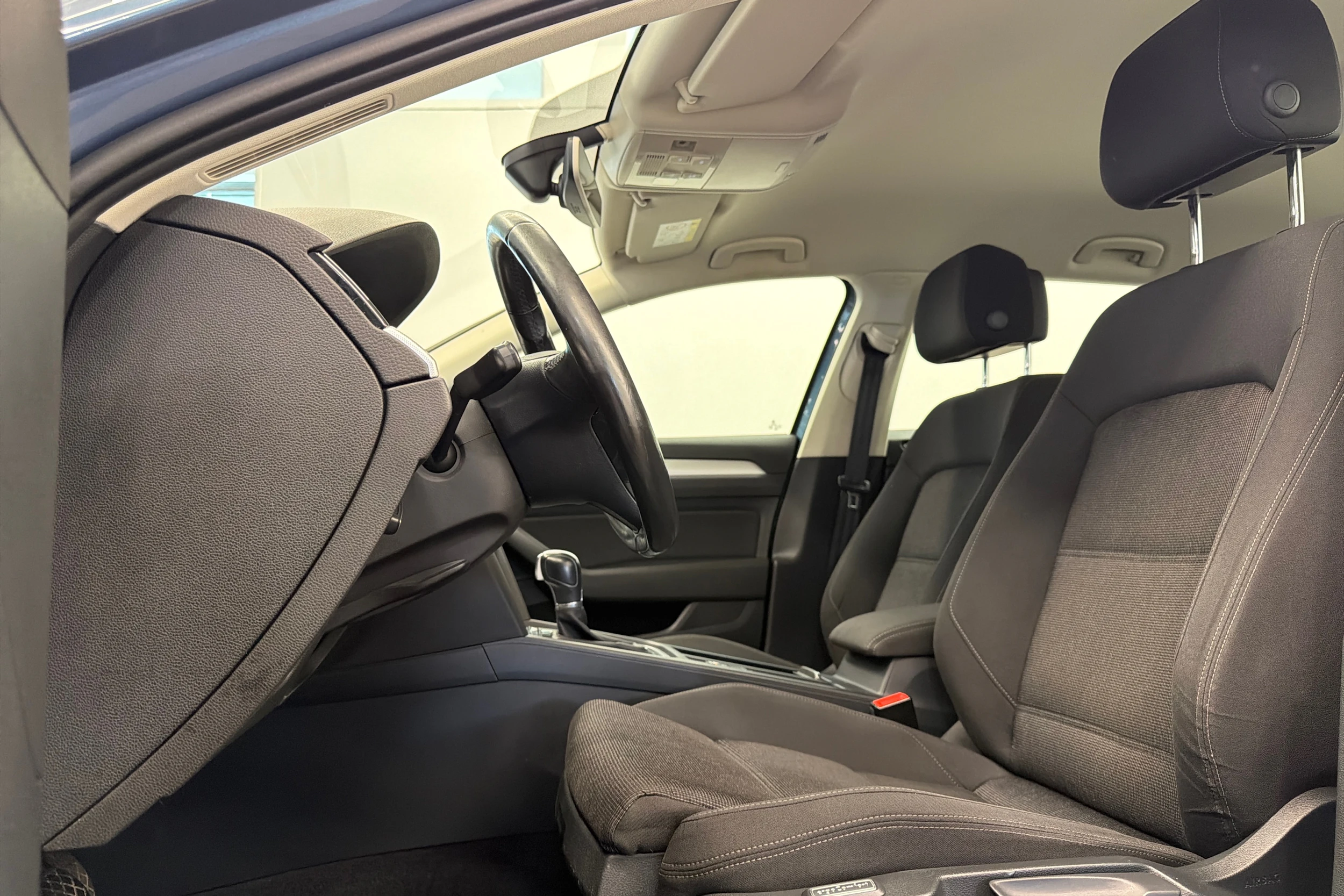 sininen Volkswagen Passat 2015 kuva 13.
