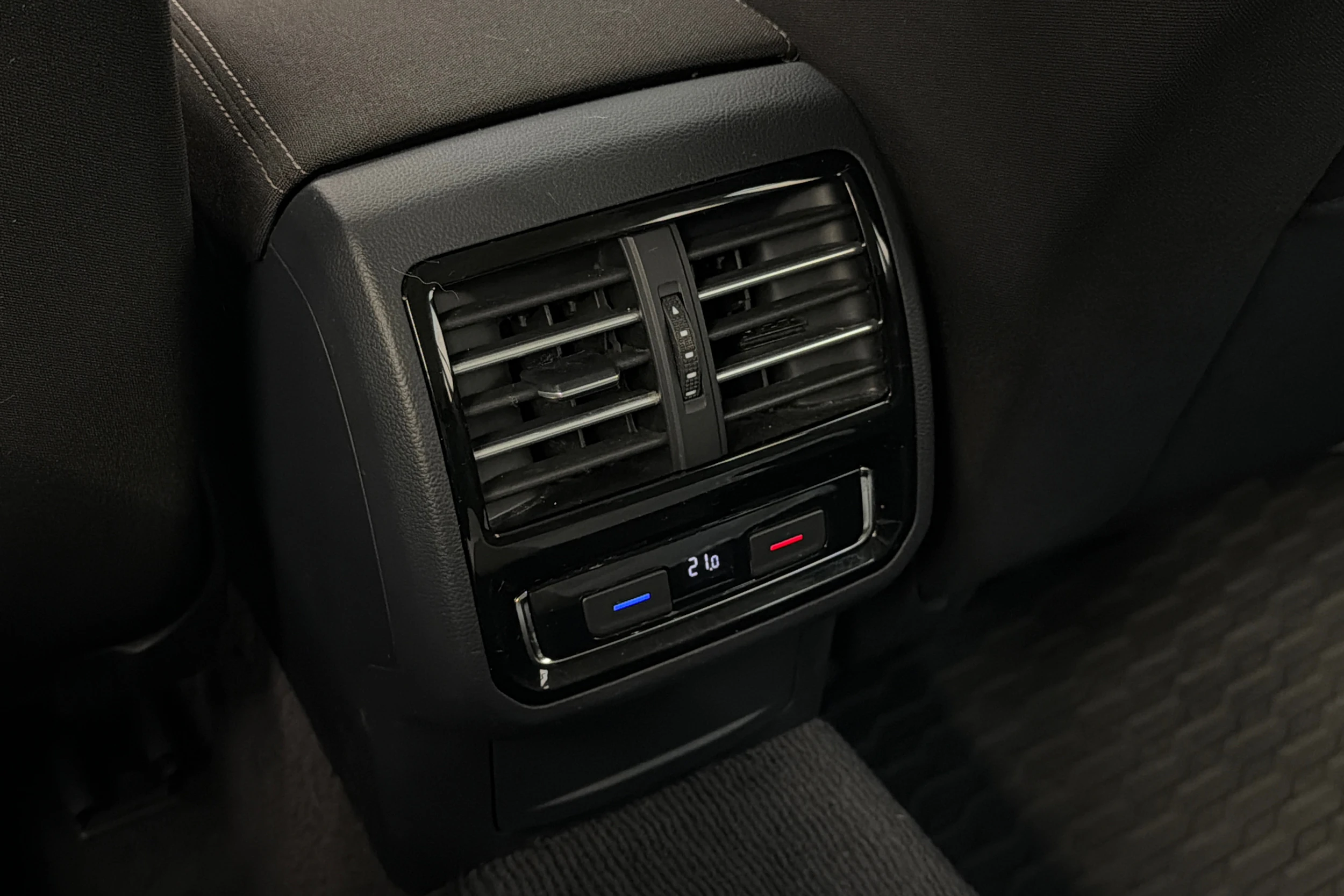 sininen Volkswagen Passat 2015 kuva 14.