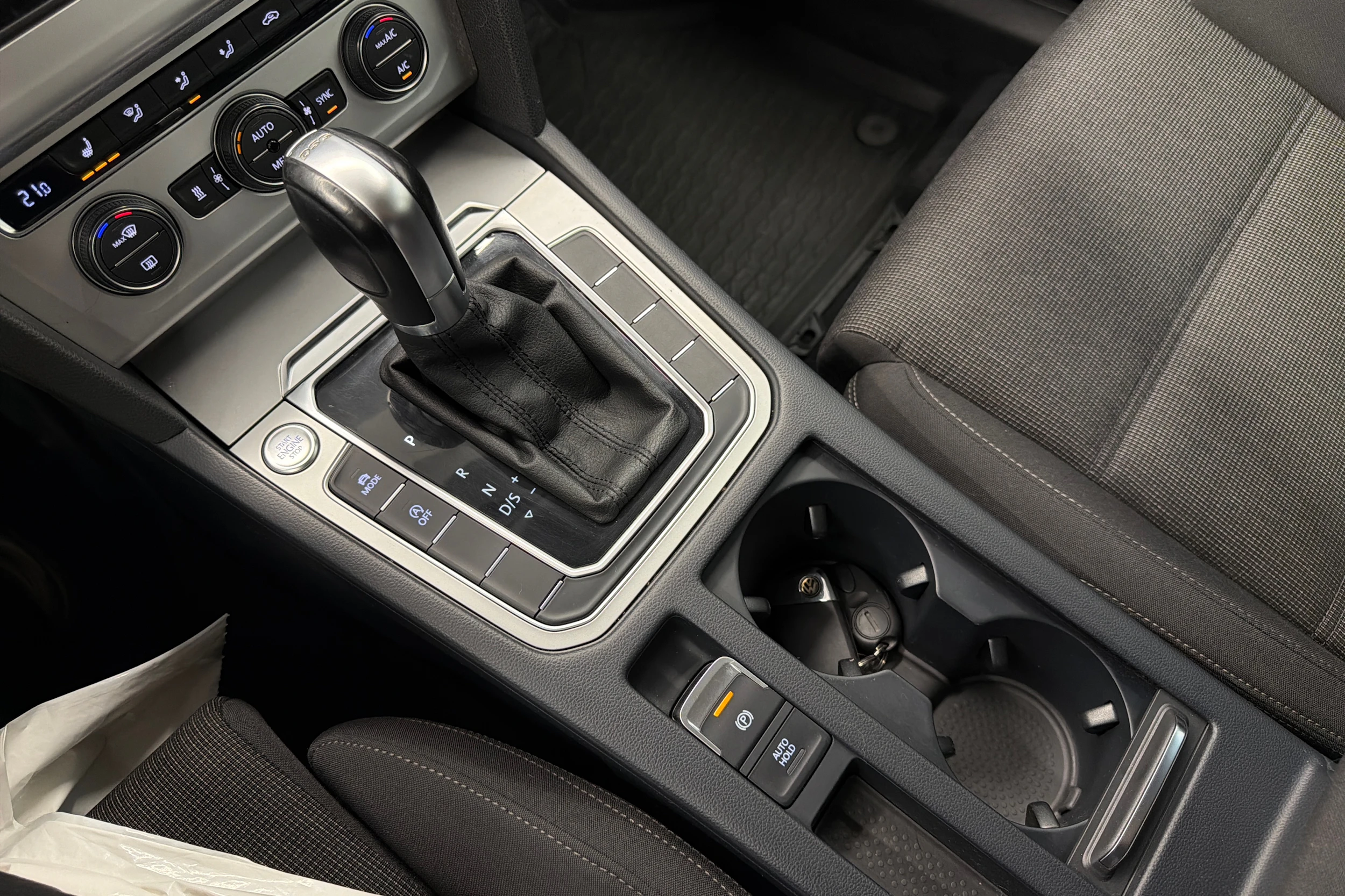 sininen Volkswagen Passat 2015 kuva 22.