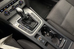 sininen Volkswagen Passat 2015 kuva 22.