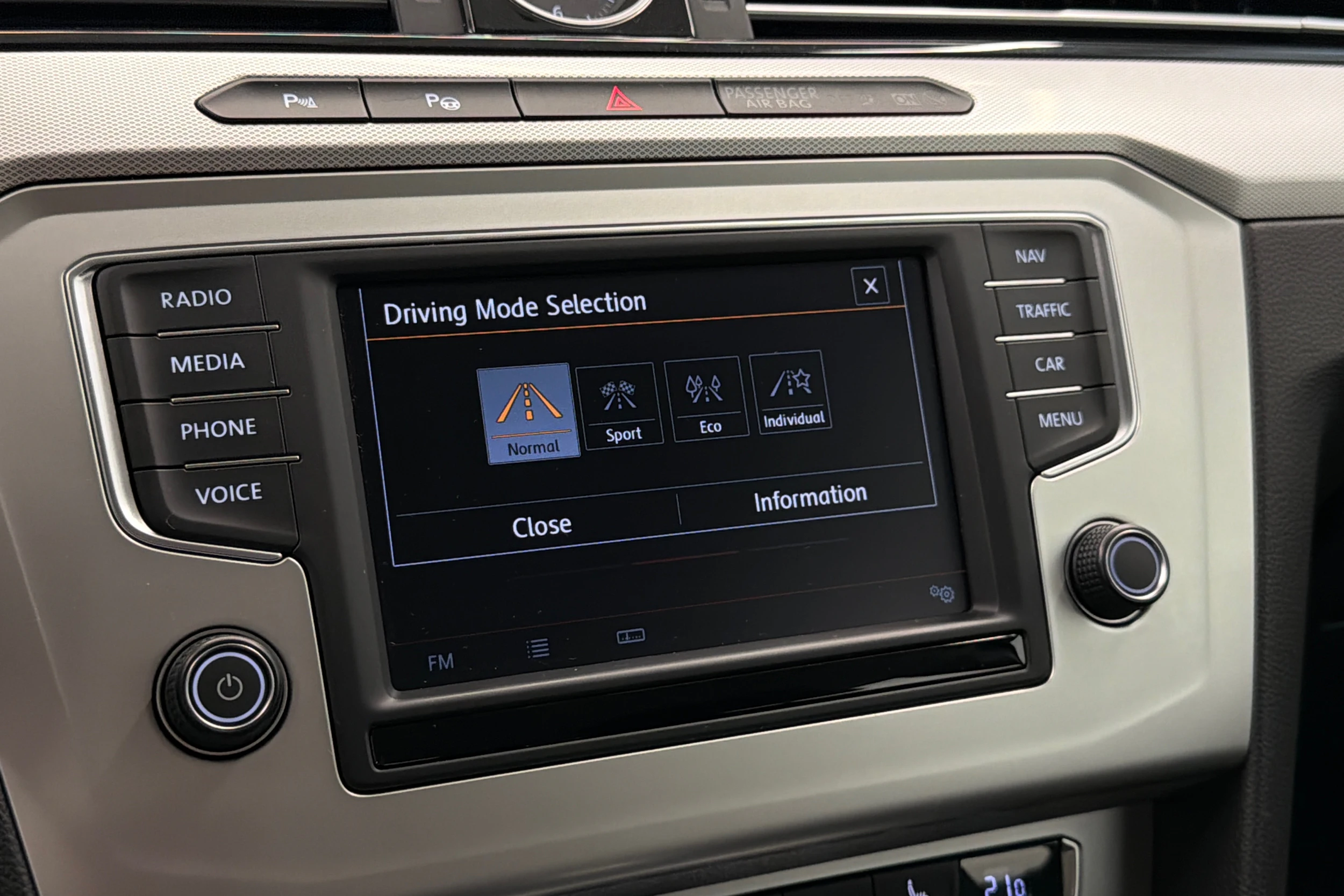 sininen Volkswagen Passat 2015 kuva 27.