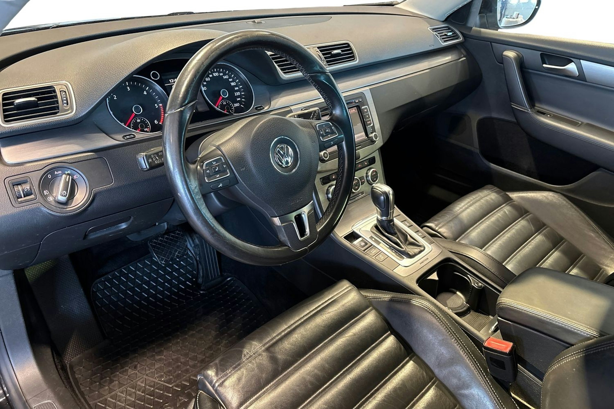Musta Volkswagen PASSAT 2014 kuva 7.