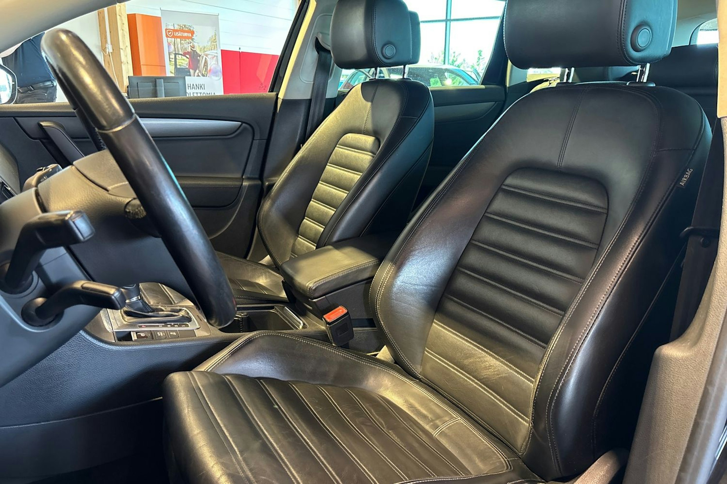 Musta Volkswagen PASSAT 2014 kuva 18.