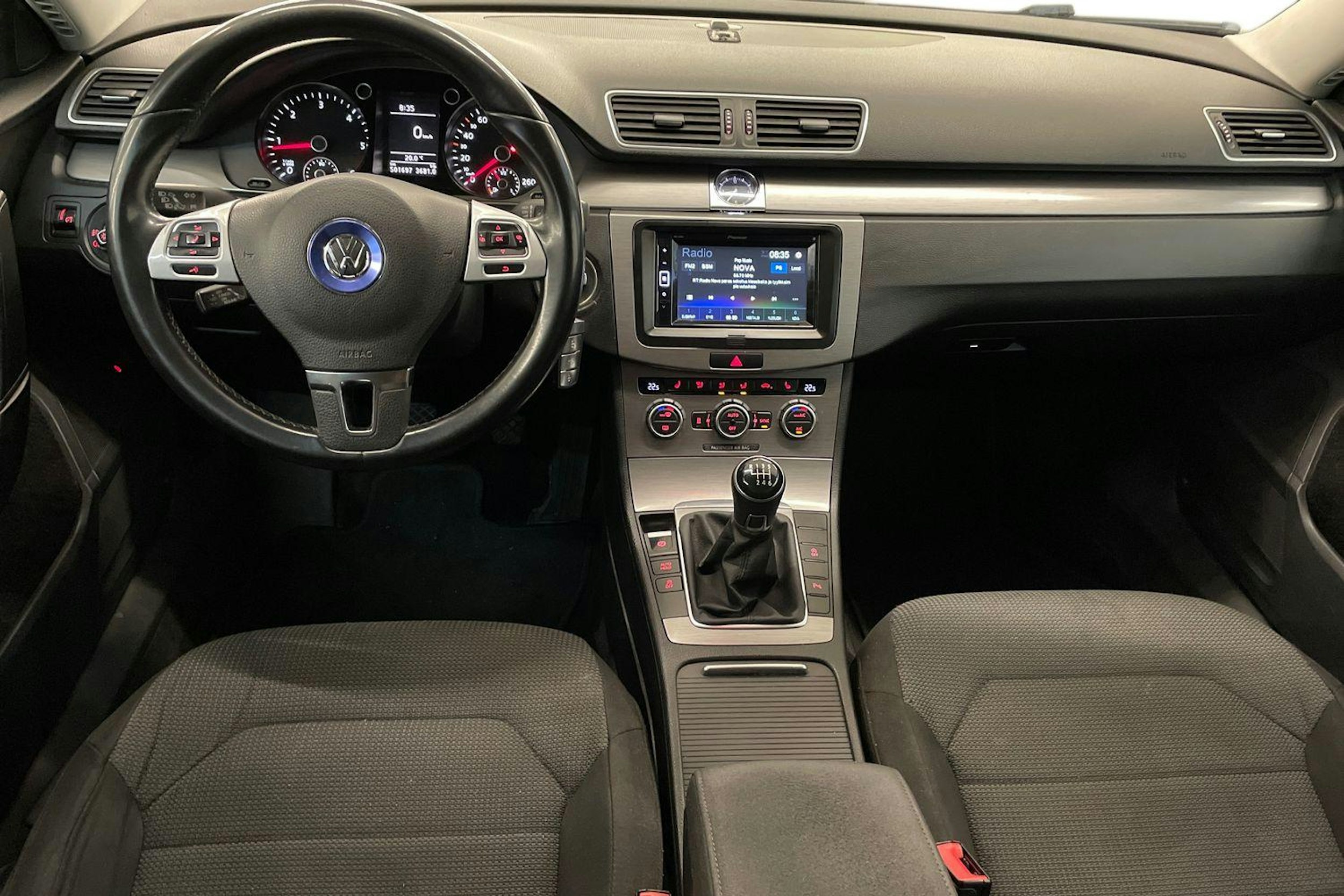 Musta Volkswagen PASSAT 2014 kuva 7.