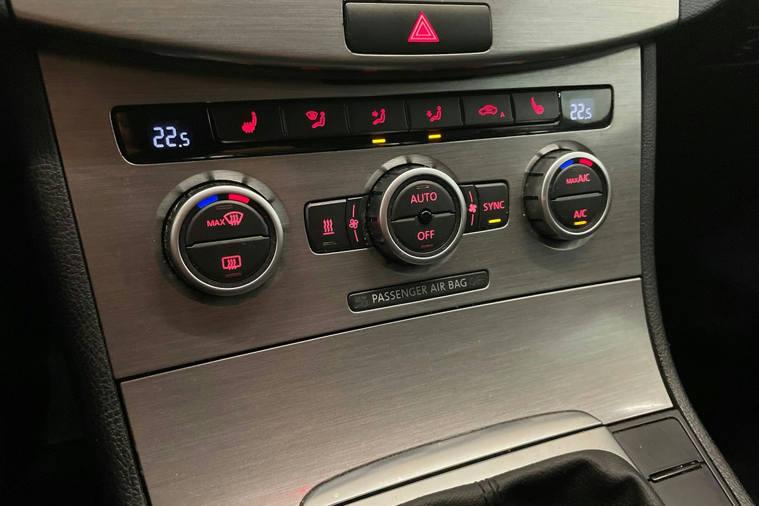 Musta Volkswagen PASSAT 2014 kuva 16.