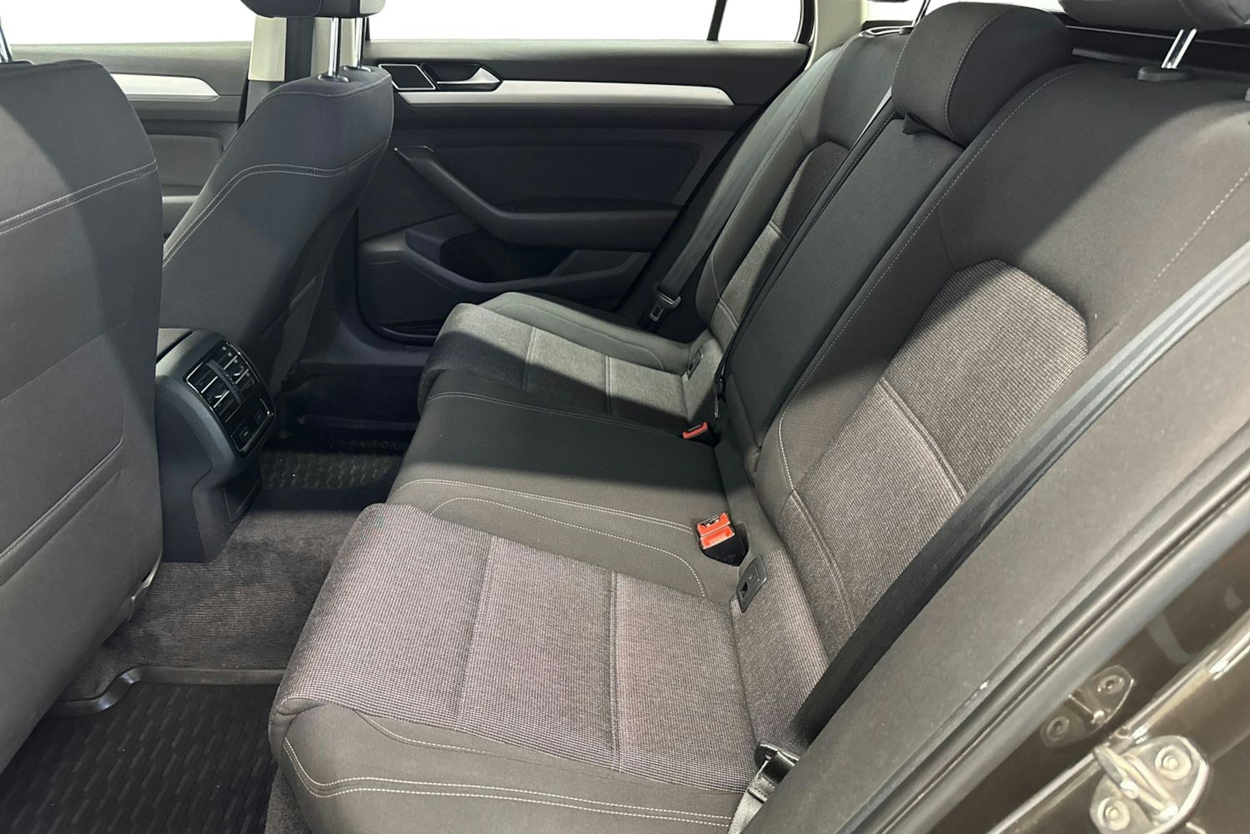 ruskea (beige) Volkswagen Passat 2015 kuva 10.