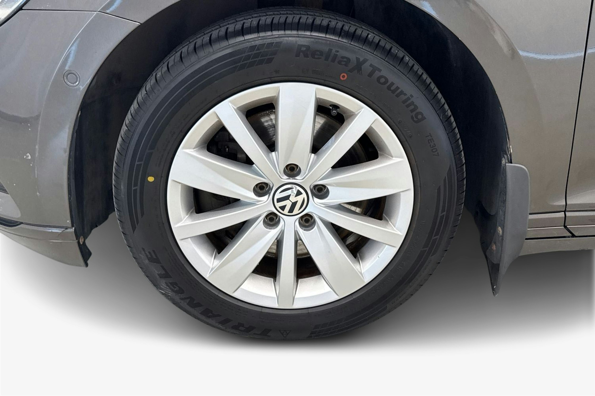ruskea (beige) Volkswagen Passat 2015 kuva 11.
