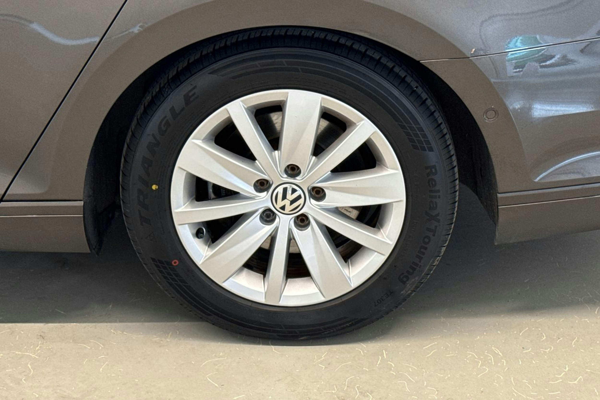 ruskea (beige) Volkswagen Passat 2015 kuva 13.