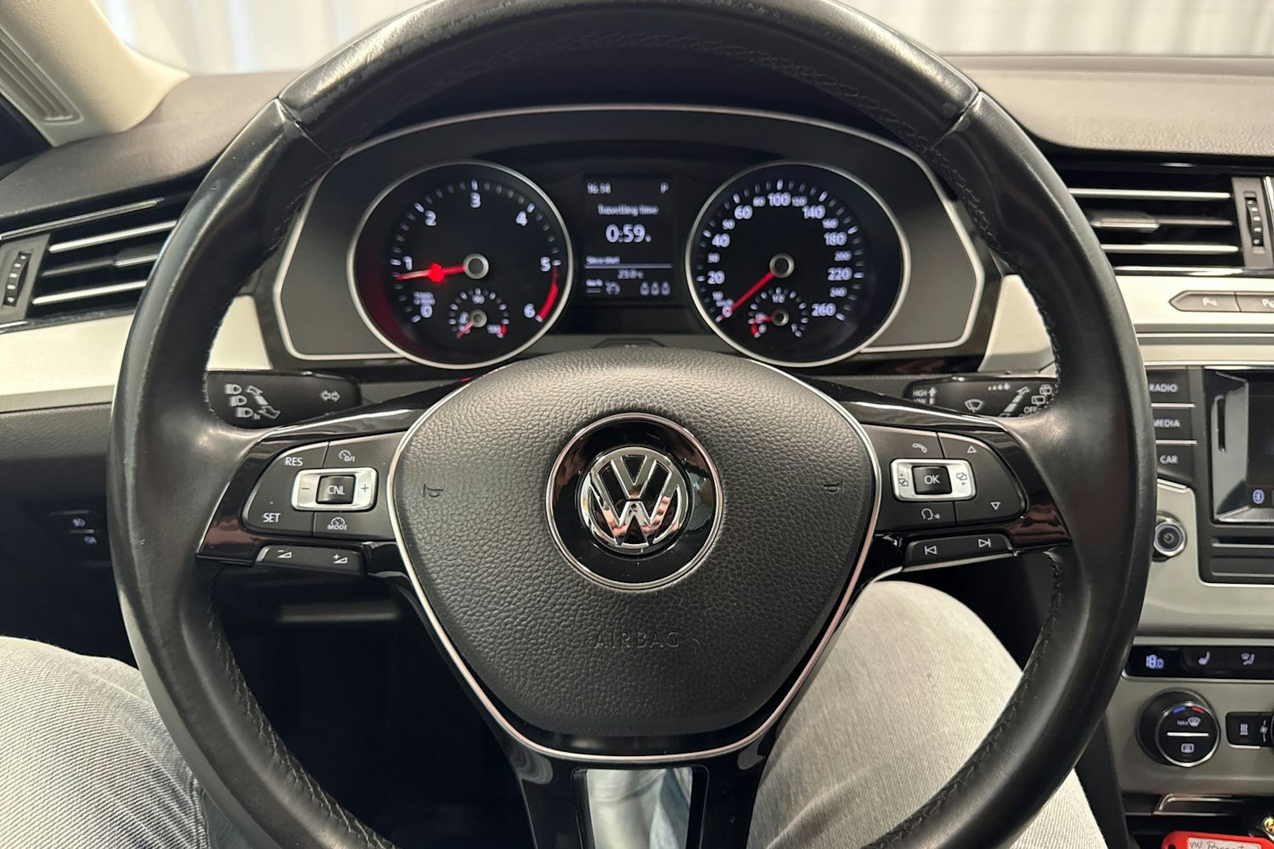 ruskea (beige) Volkswagen Passat 2015 kuva 14.