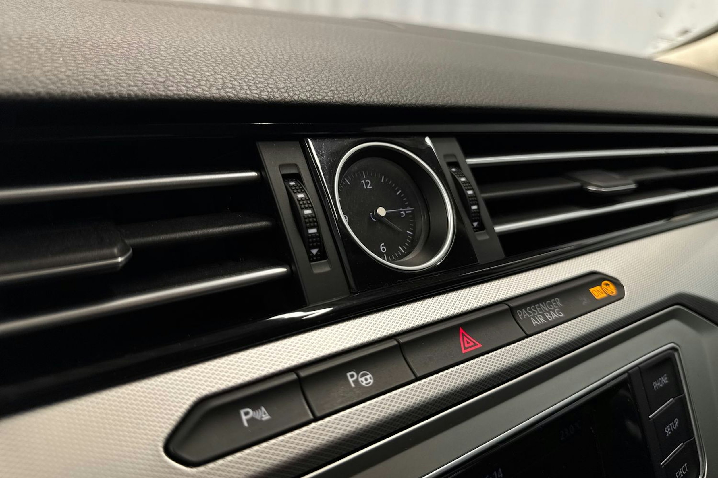 ruskea (beige) Volkswagen Passat 2015 kuva 16.