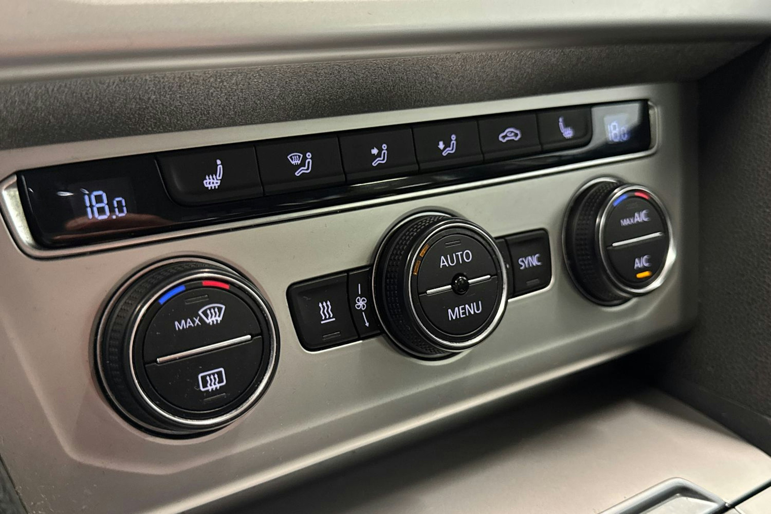 ruskea (beige) Volkswagen Passat 2015 kuva 17.