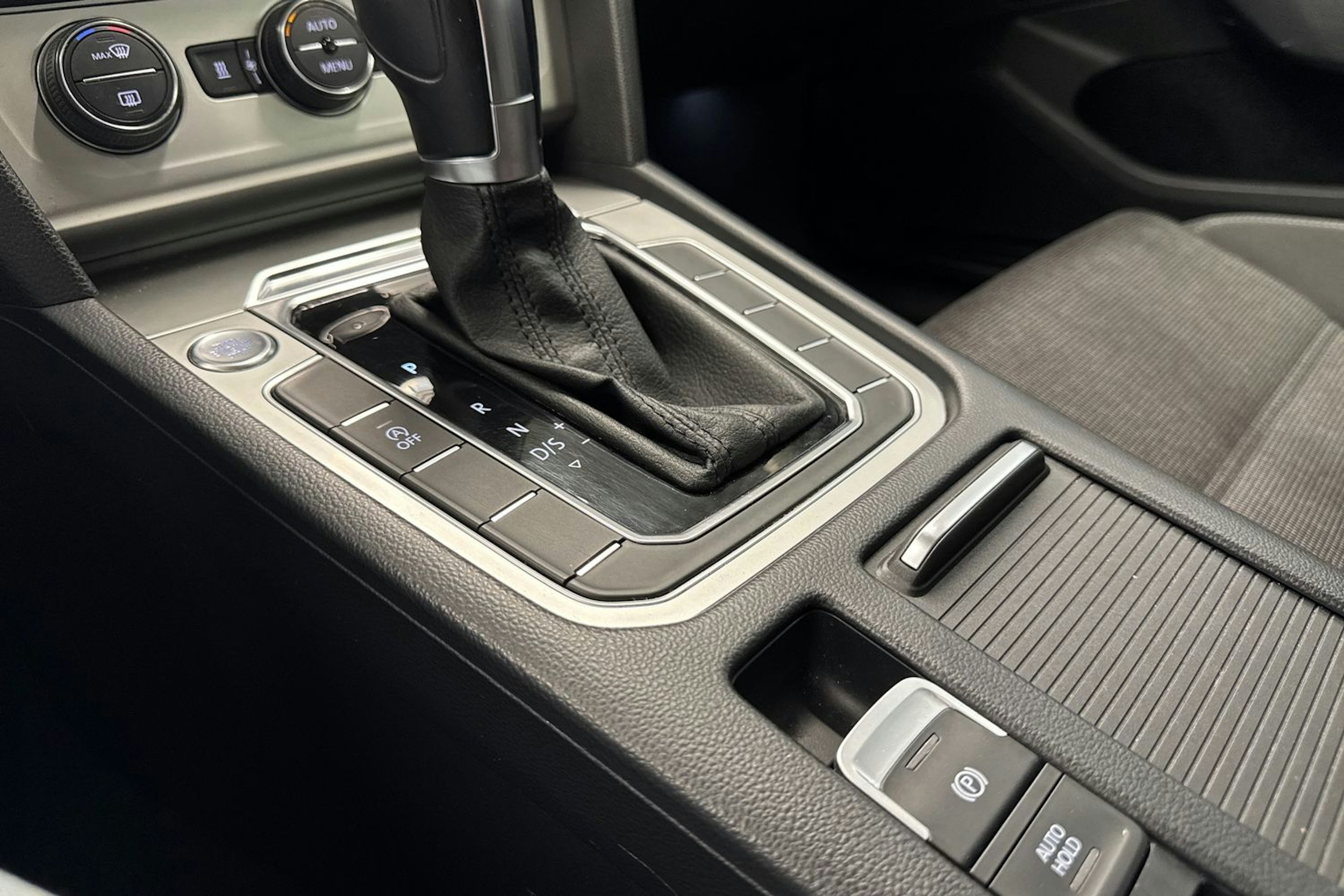 ruskea (beige) Volkswagen Passat 2015 kuva 18.