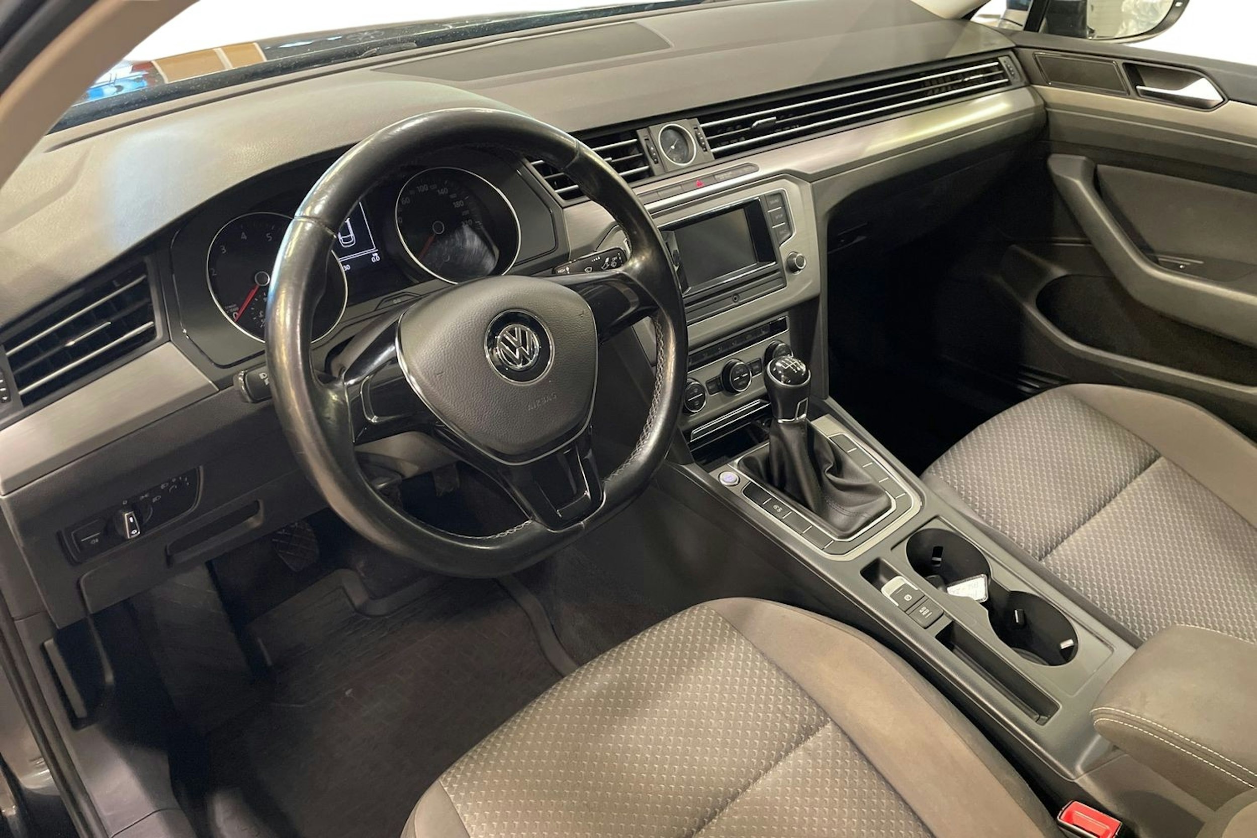 musta Volkswagen Passat 2015 kuva 7.