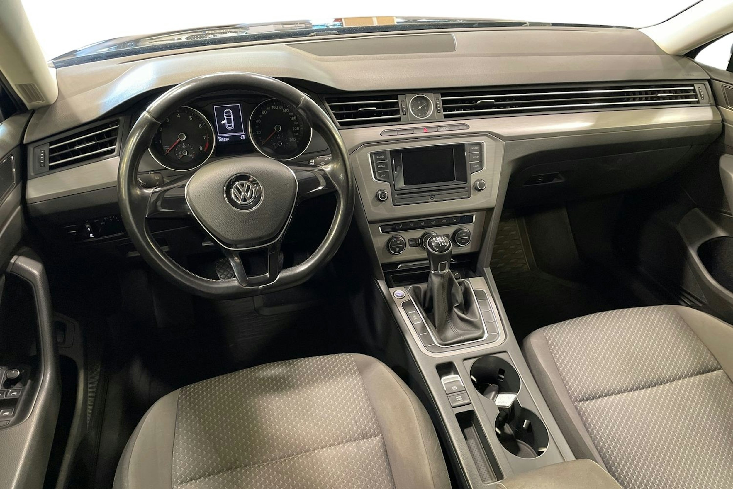 musta Volkswagen Passat 2015 kuva 9.