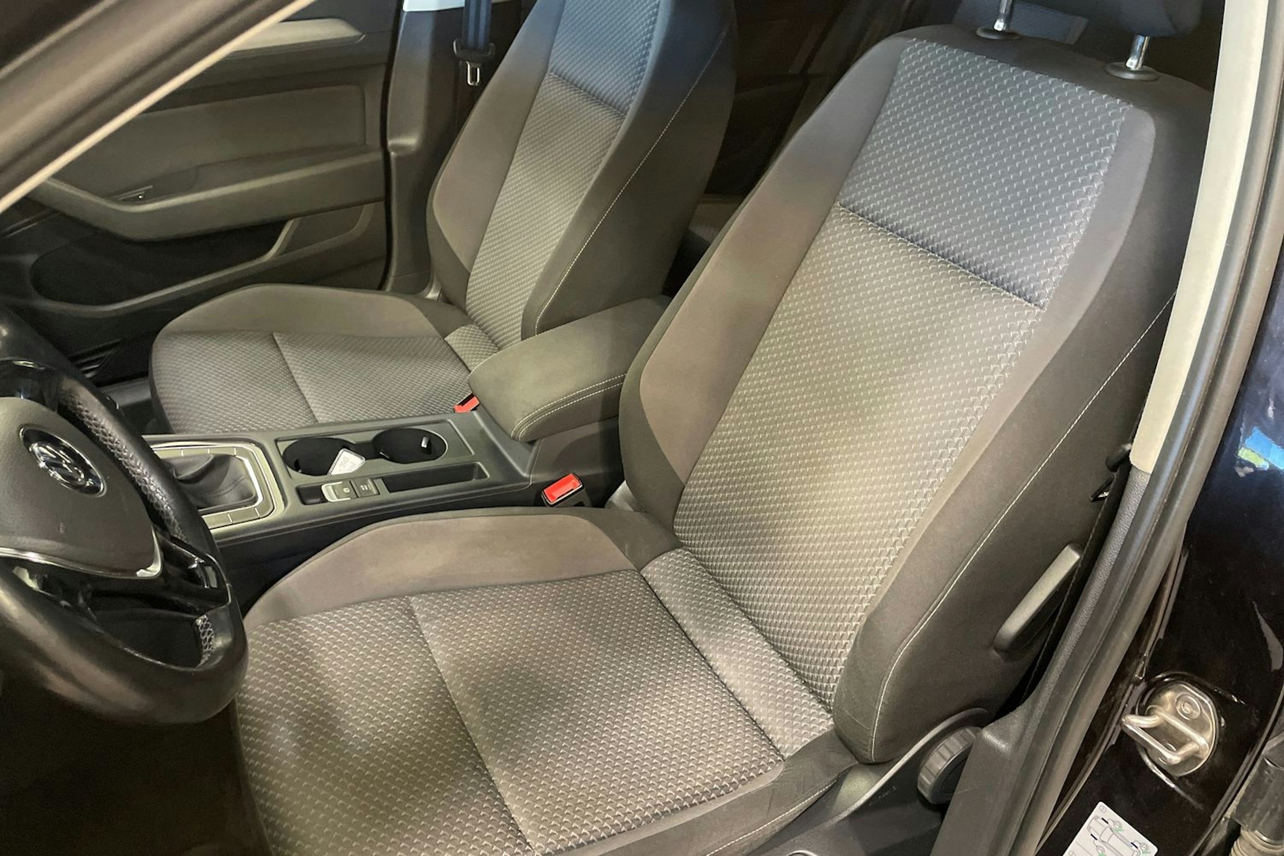 musta Volkswagen Passat 2015 kuva 10.