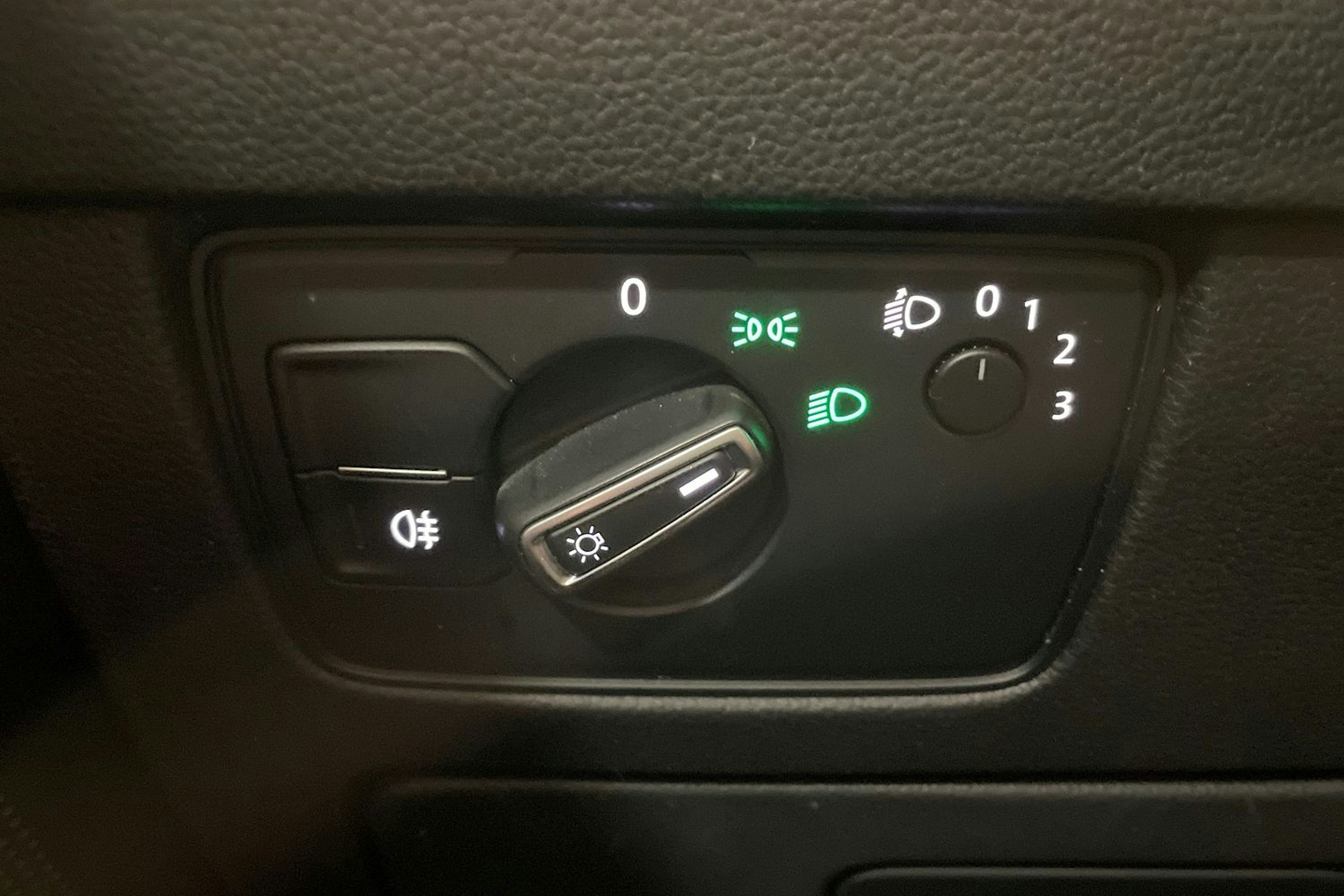 musta Volkswagen Passat 2015 kuva 18.