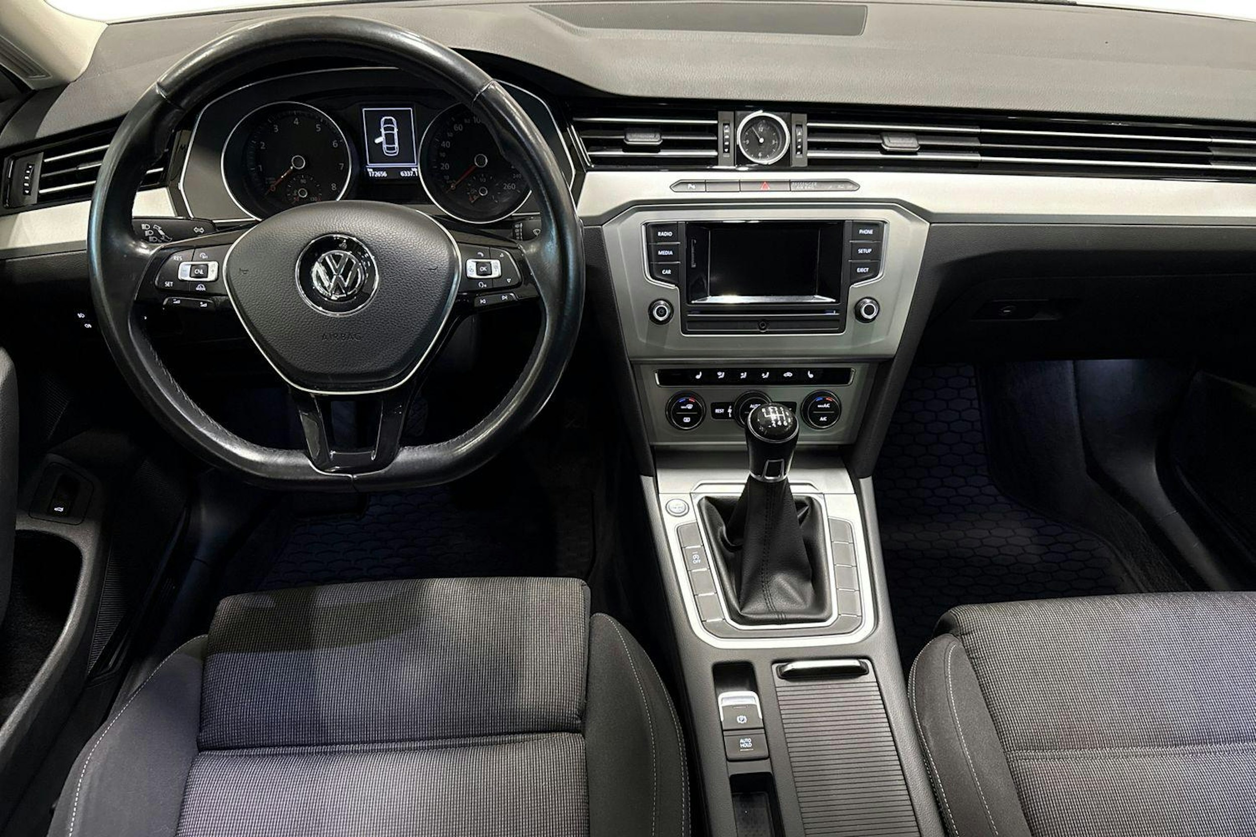 valkoinen Volkswagen Passat 2015 kuva 9.