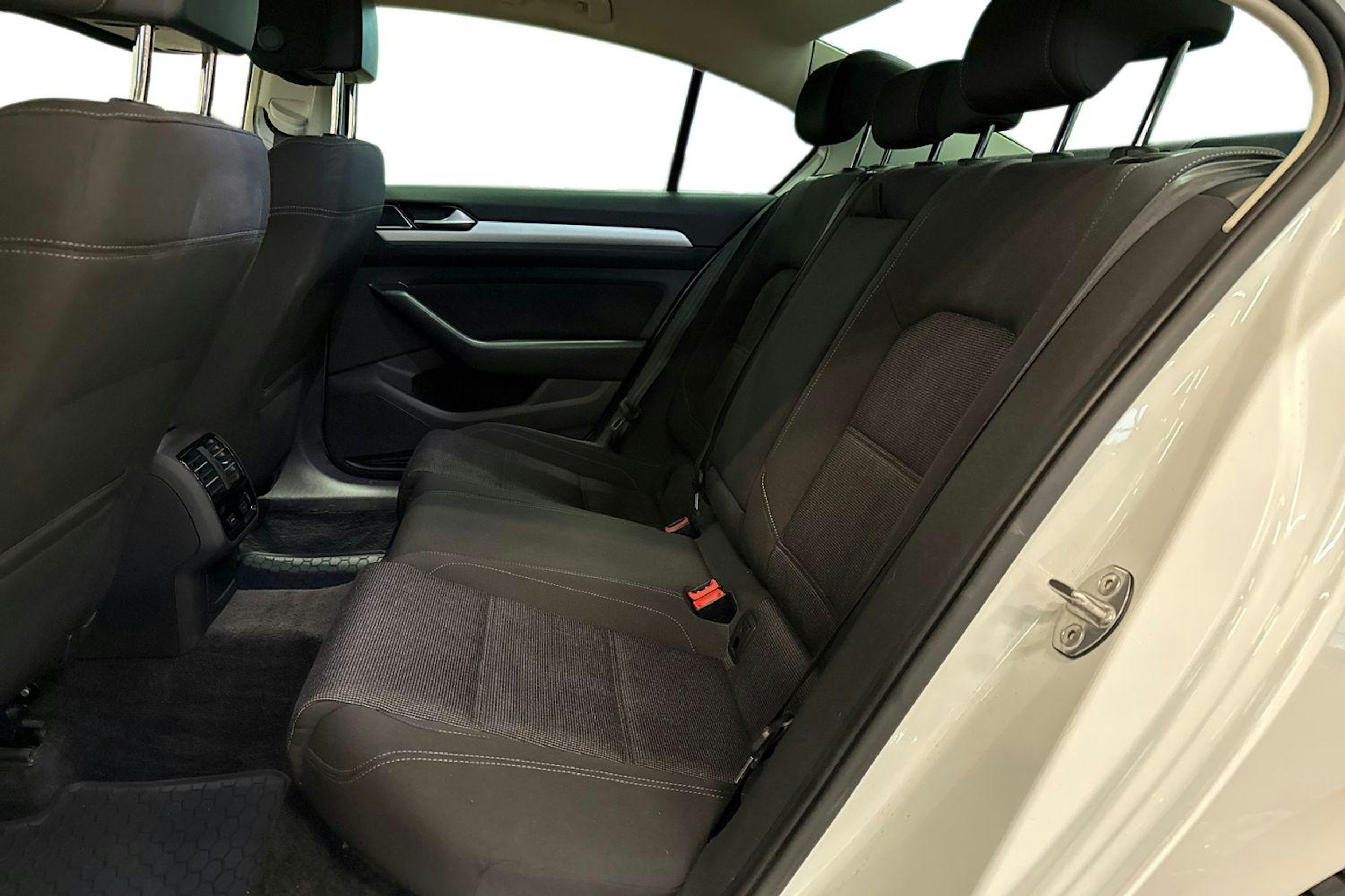 valkoinen Volkswagen Passat 2015 kuva 10.