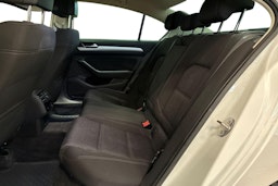 valkoinen Volkswagen Passat 2015 kuva 10.