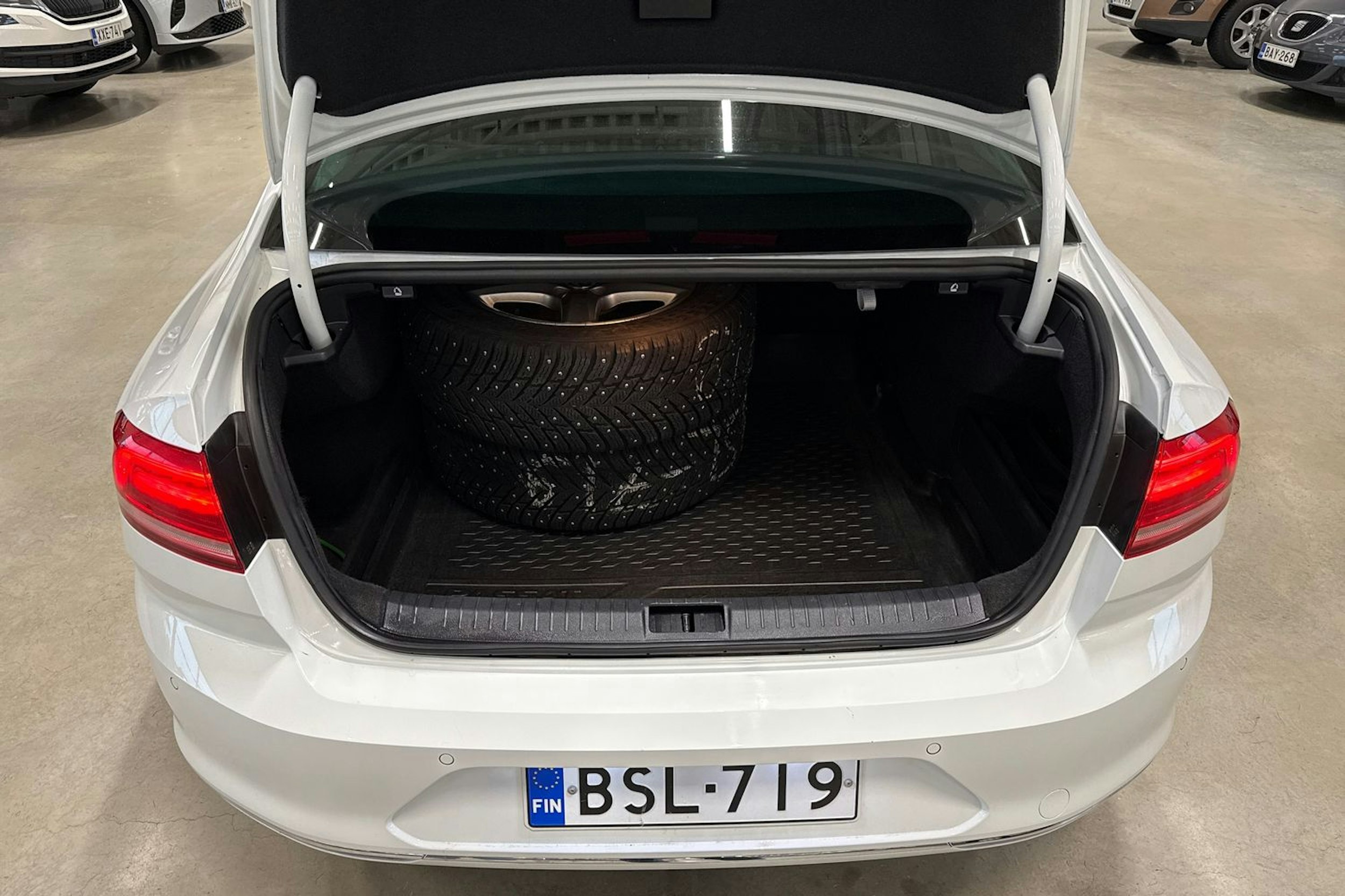 valkoinen Volkswagen Passat 2015 kuva 14.