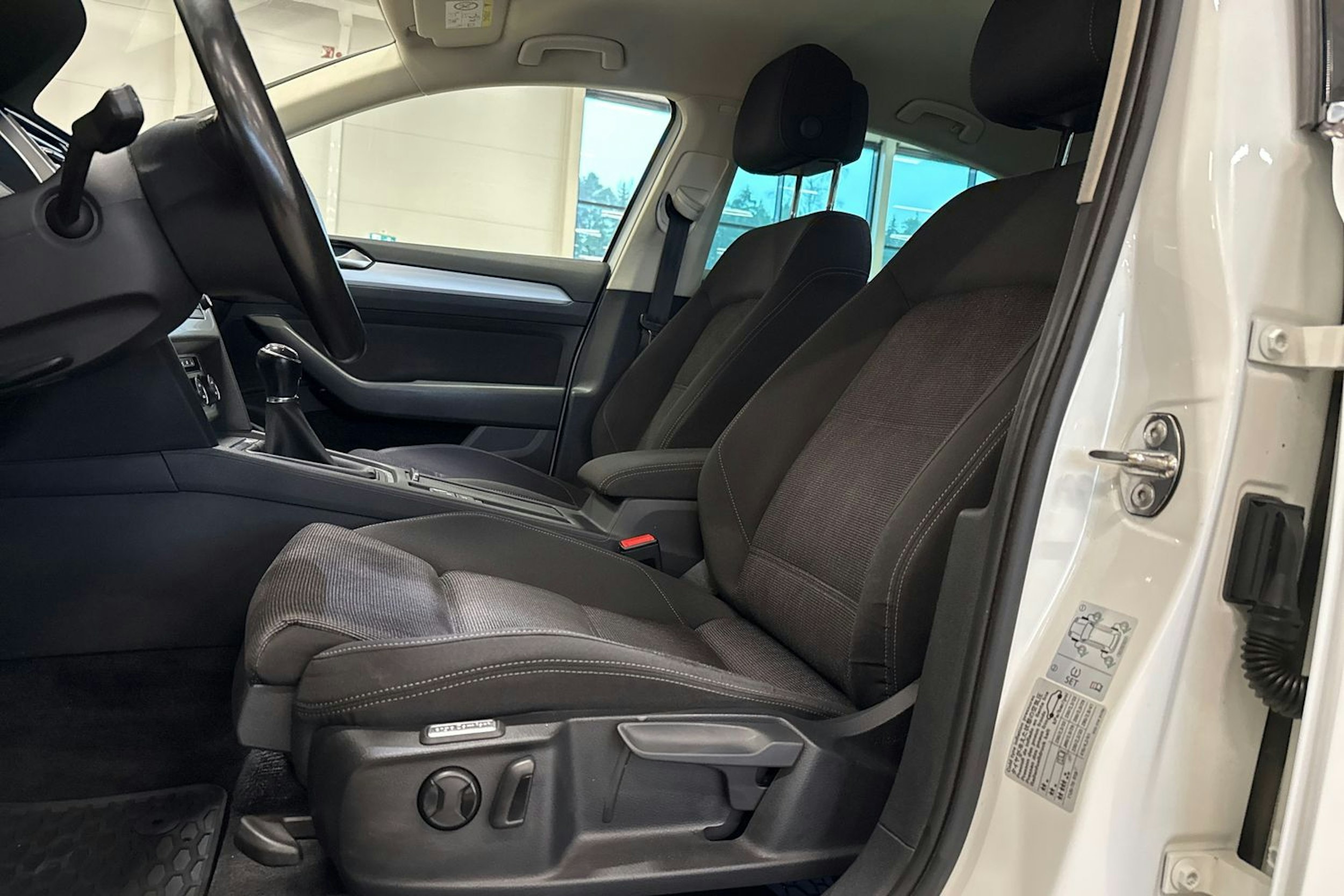 valkoinen Volkswagen Passat 2015 kuva 16.