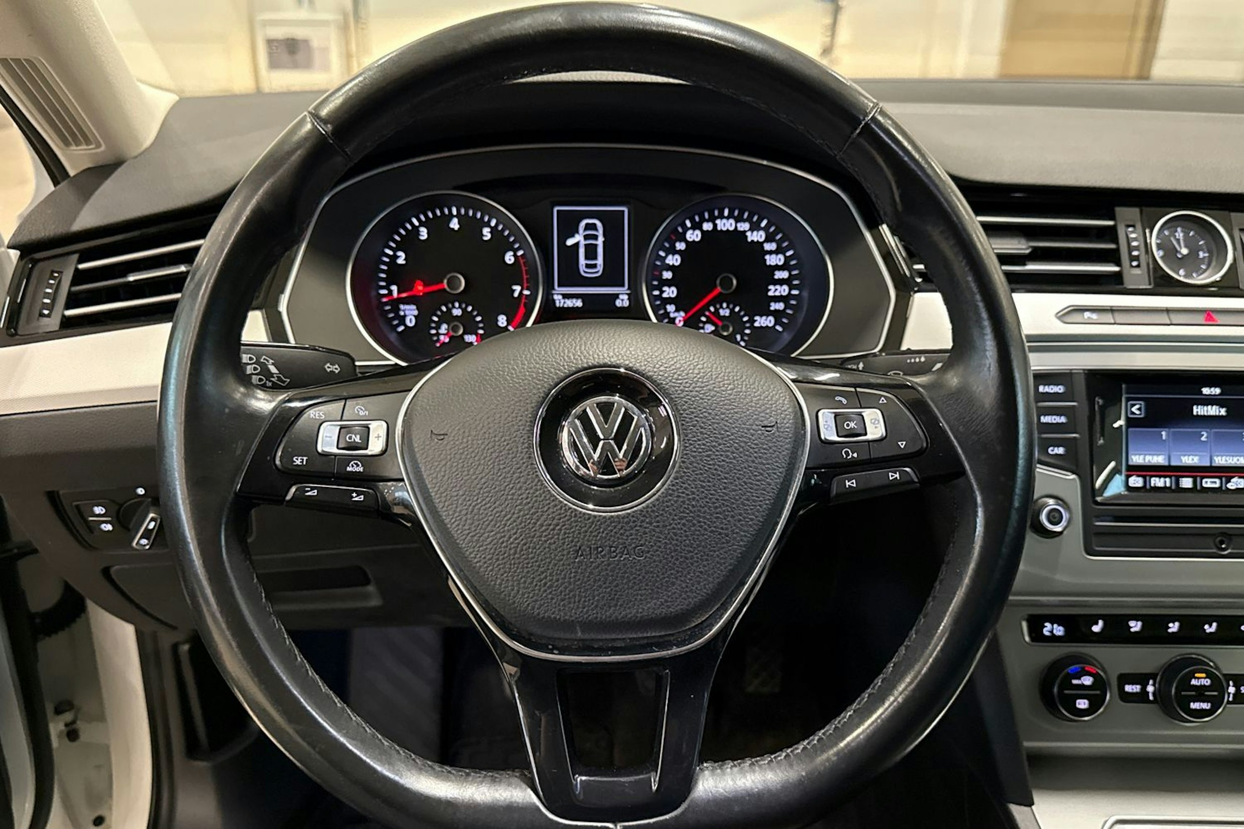 valkoinen Volkswagen Passat 2015 kuva 18.