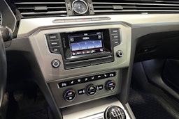 valkoinen Volkswagen Passat 2015 kuva 24.