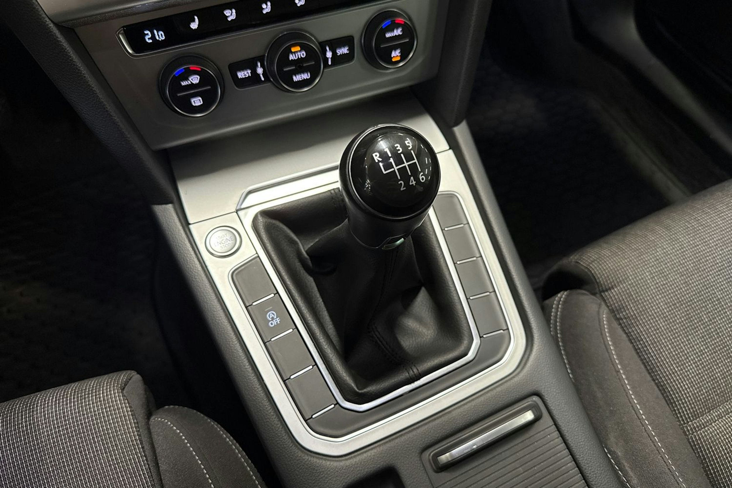 valkoinen Volkswagen Passat 2015 kuva 25.