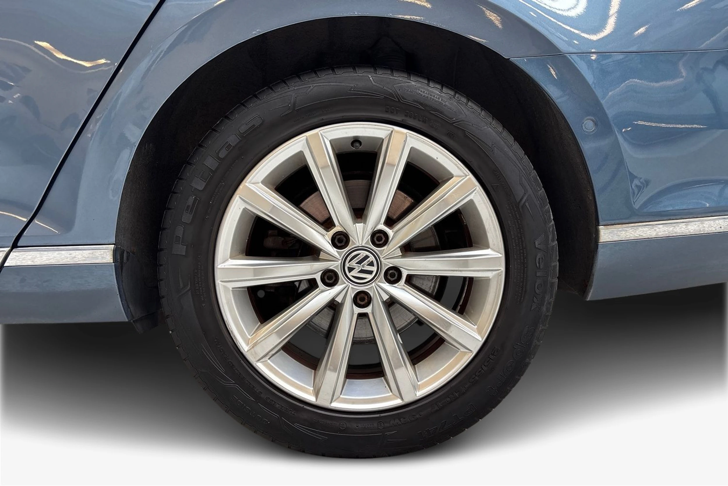 sininen Volkswagen Passat 2015 kuva 9.