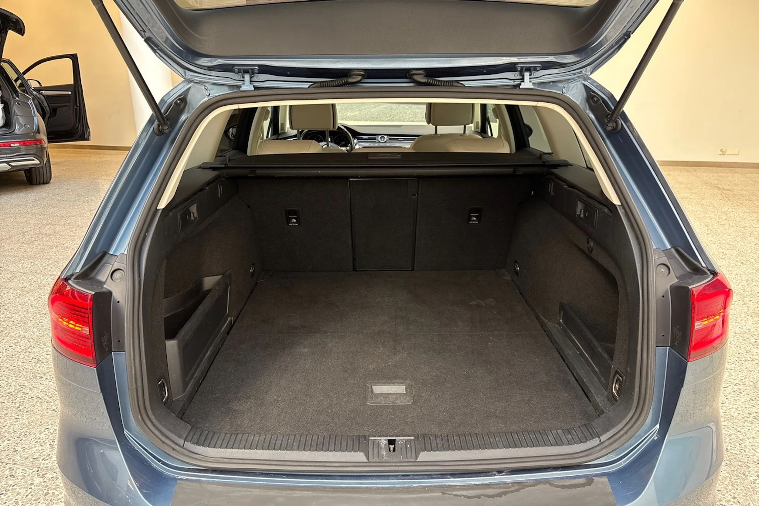 sininen Volkswagen Passat 2015 kuva 11.
