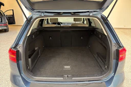 sininen Volkswagen Passat 2015 kuva 11.