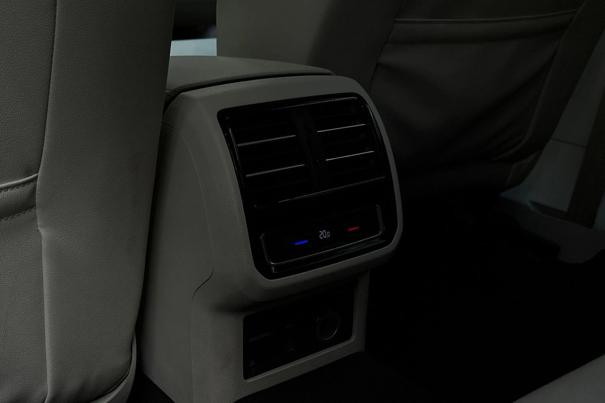 sininen Volkswagen Passat 2015 kuva 12.