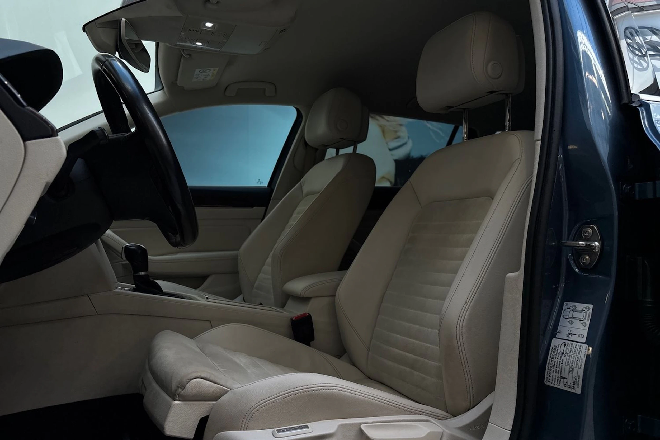 sininen Volkswagen Passat 2015 kuva 13.