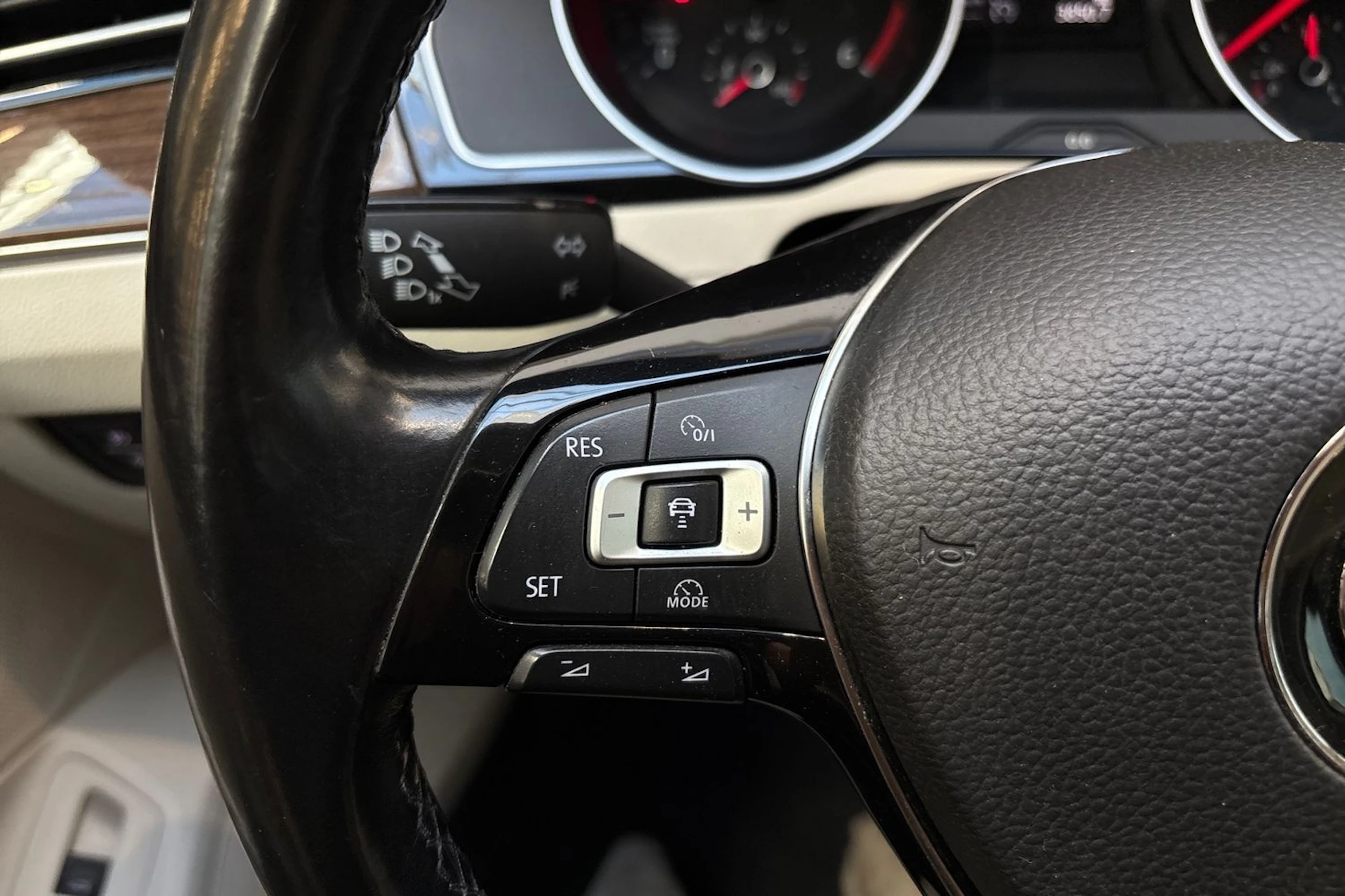 sininen Volkswagen Passat 2015 kuva 15.