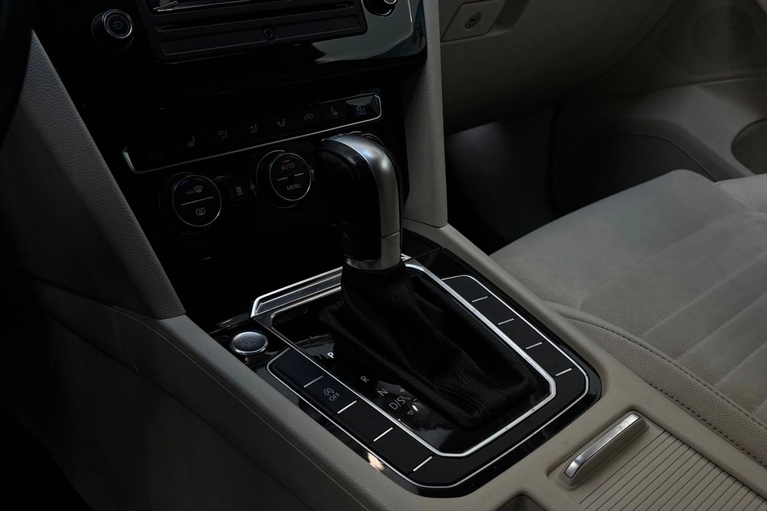 sininen Volkswagen Passat 2015 kuva 18.