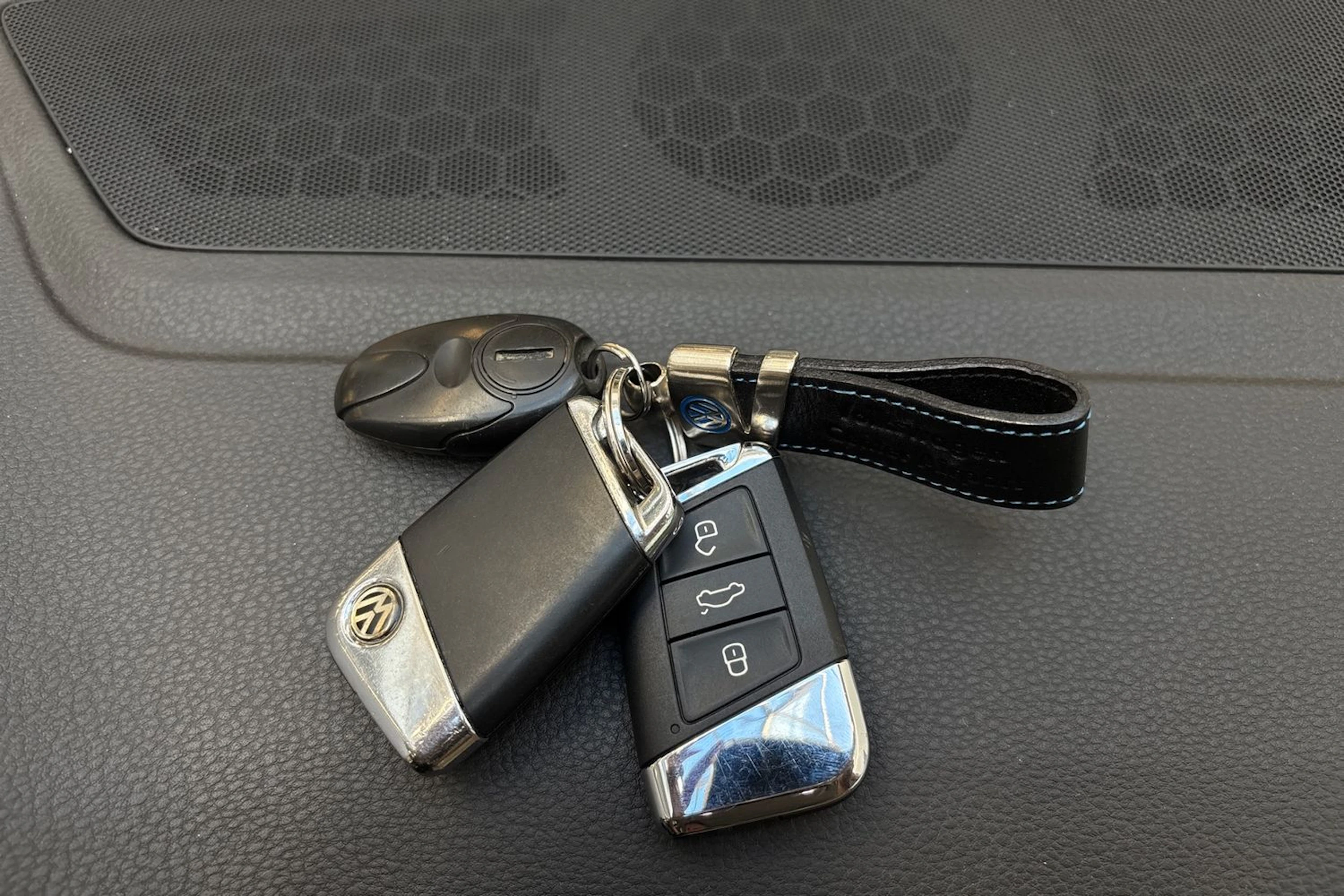 sininen Volkswagen Passat 2015 kuva 24.