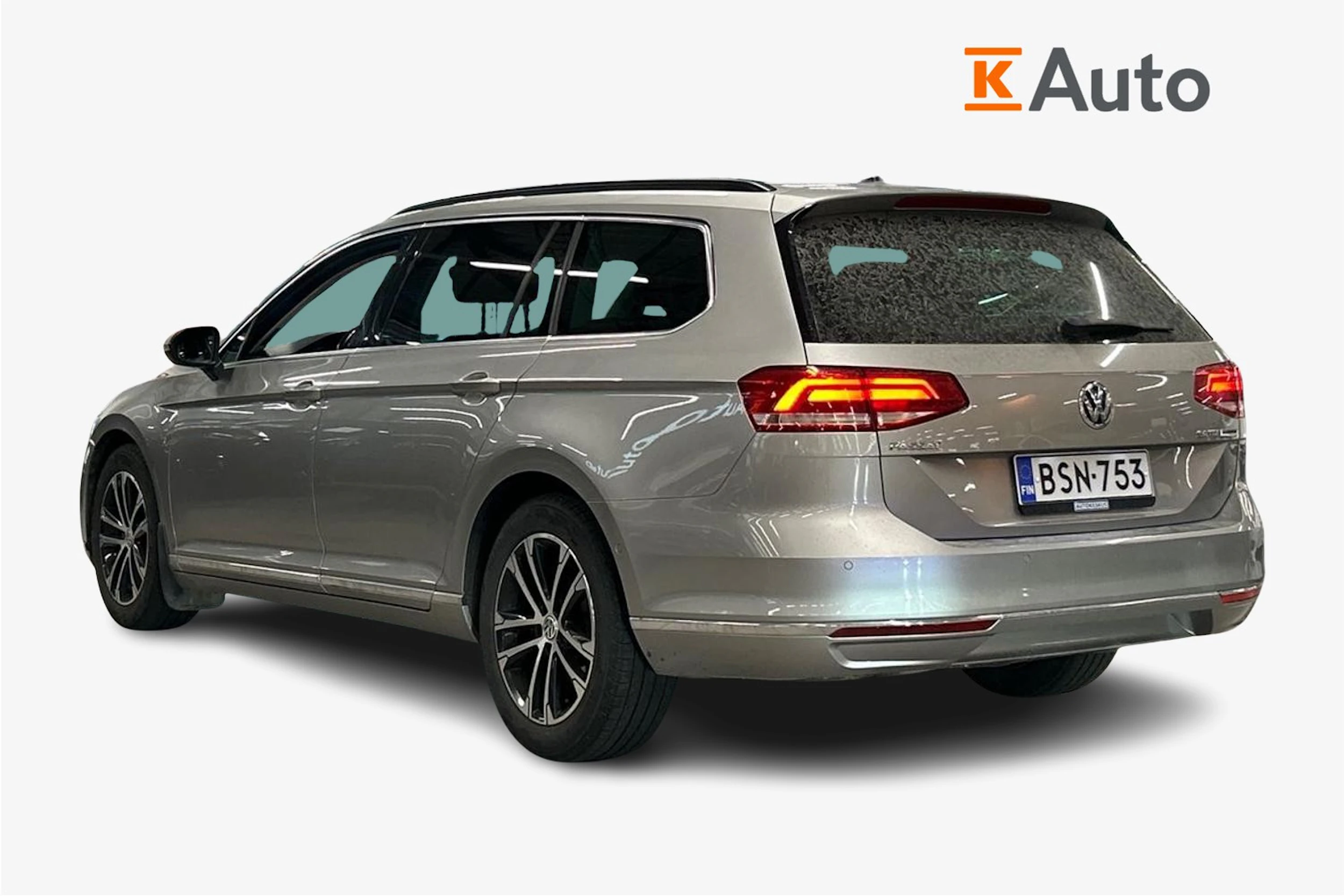 harmaa Volkswagen Passat 2015 kuva 2.