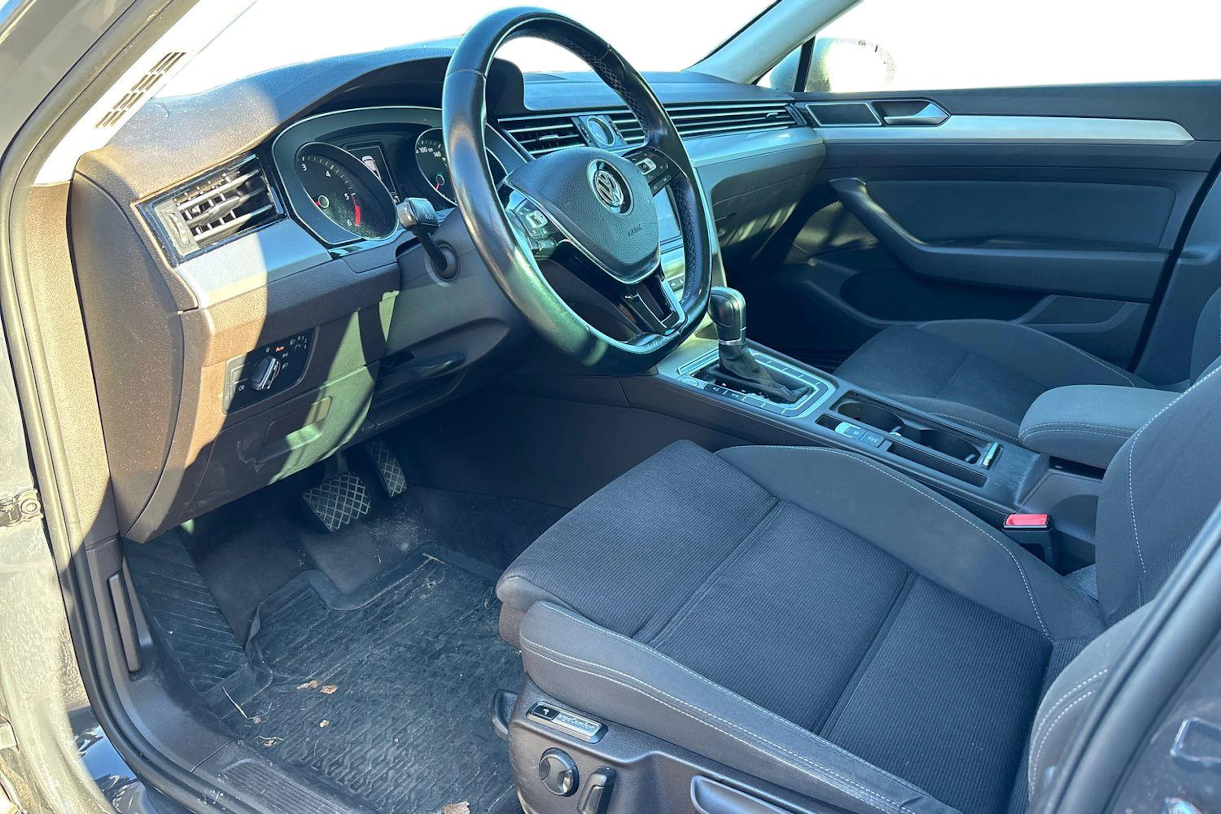 harmaa Volkswagen Passat 2015 kuva 3.