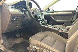 harmaa Volkswagen Passat 2015 kuva 6.